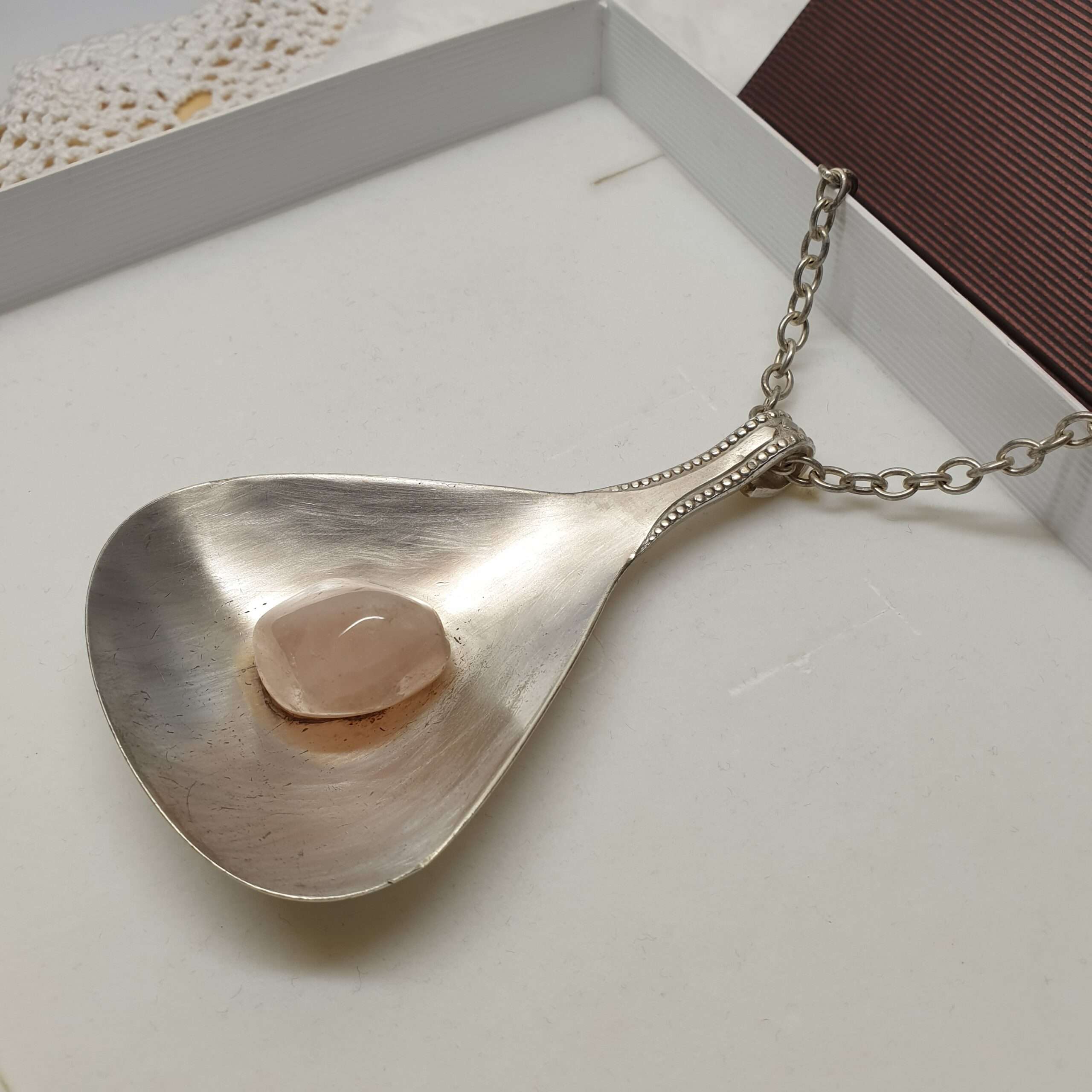 Rosenquarz-Anhänger in mattem Glanz – Bild 3