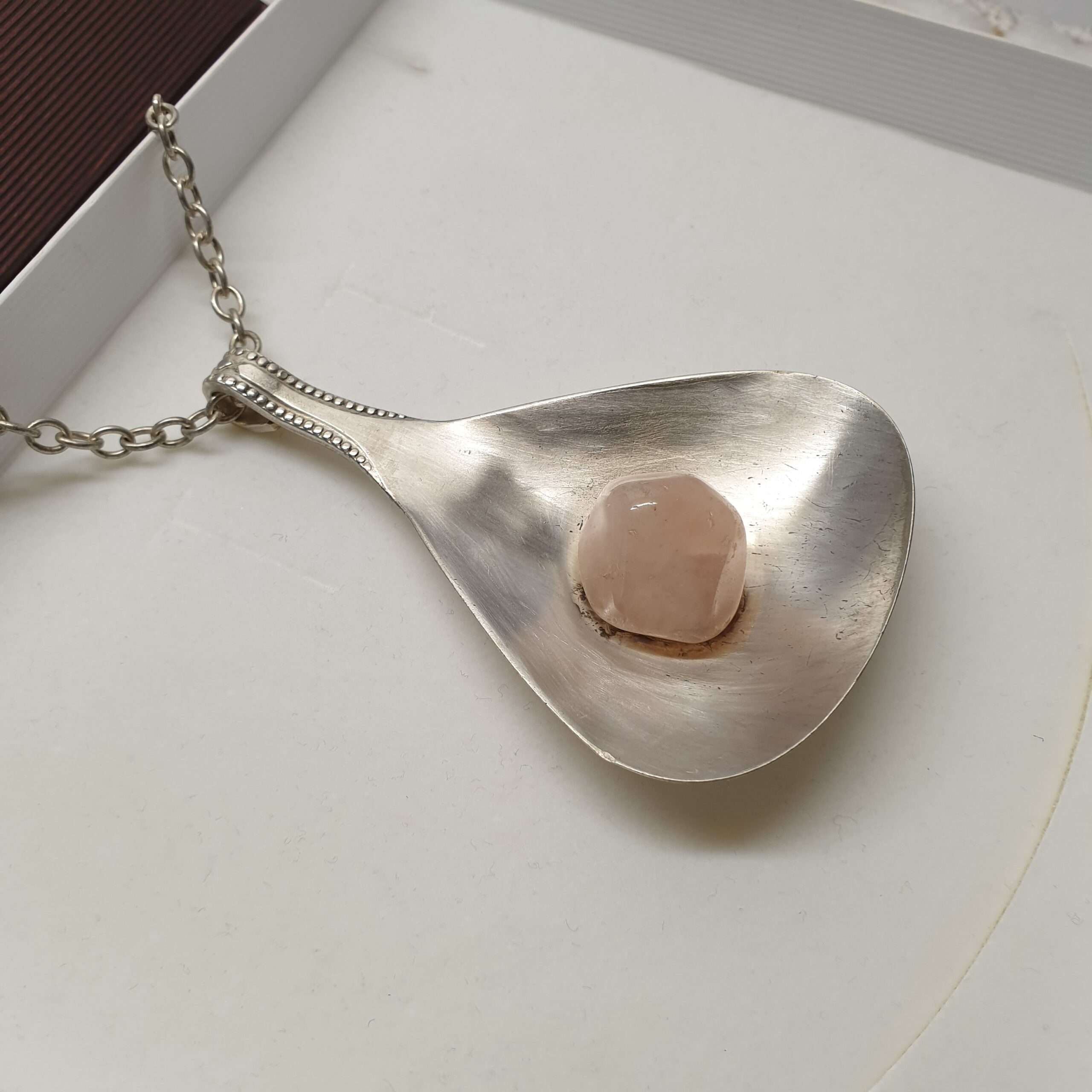Rosenquarz-Anhänger in mattem Glanz – Bild 4