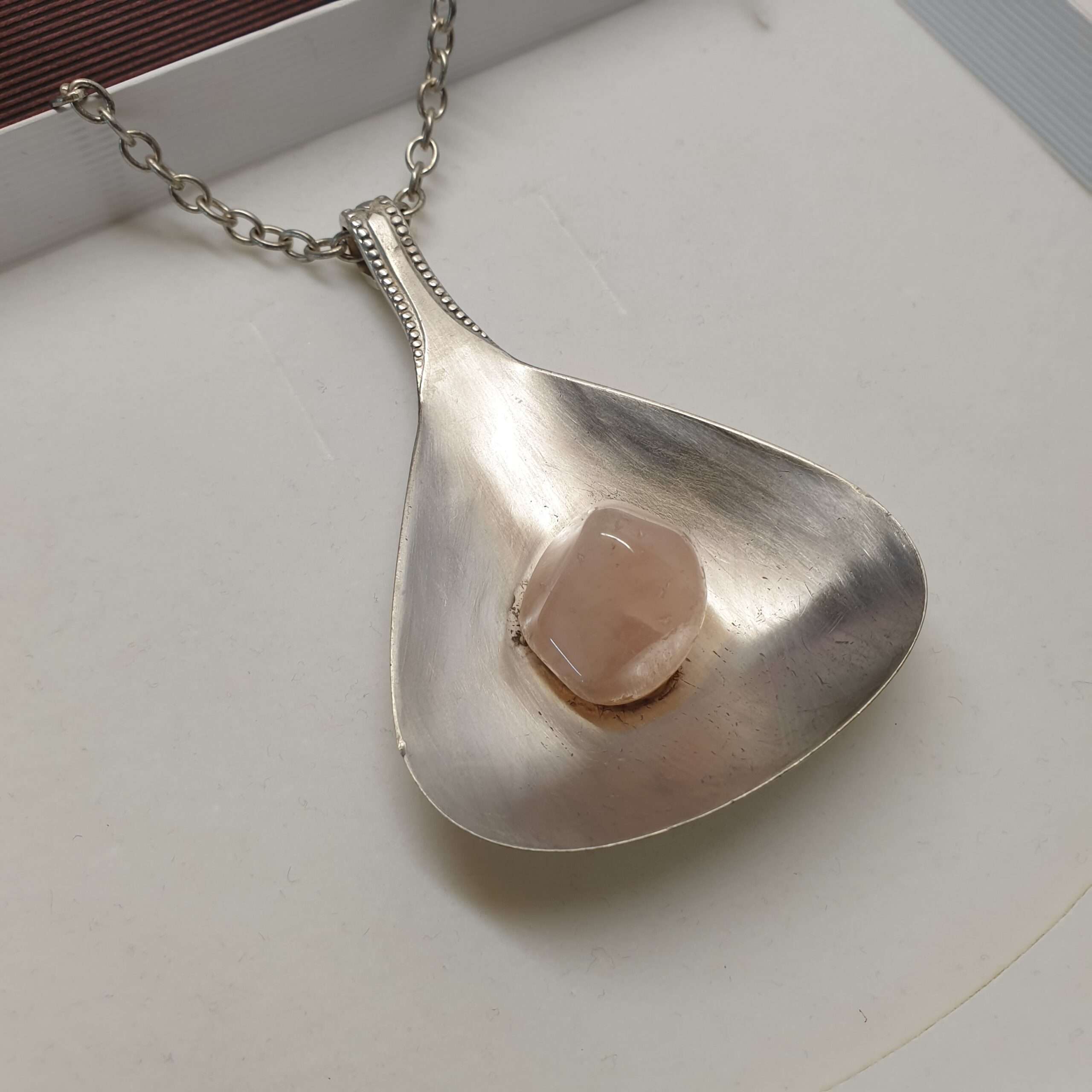 Rosenquarz-Anhänger in mattem Glanz – Bild 5