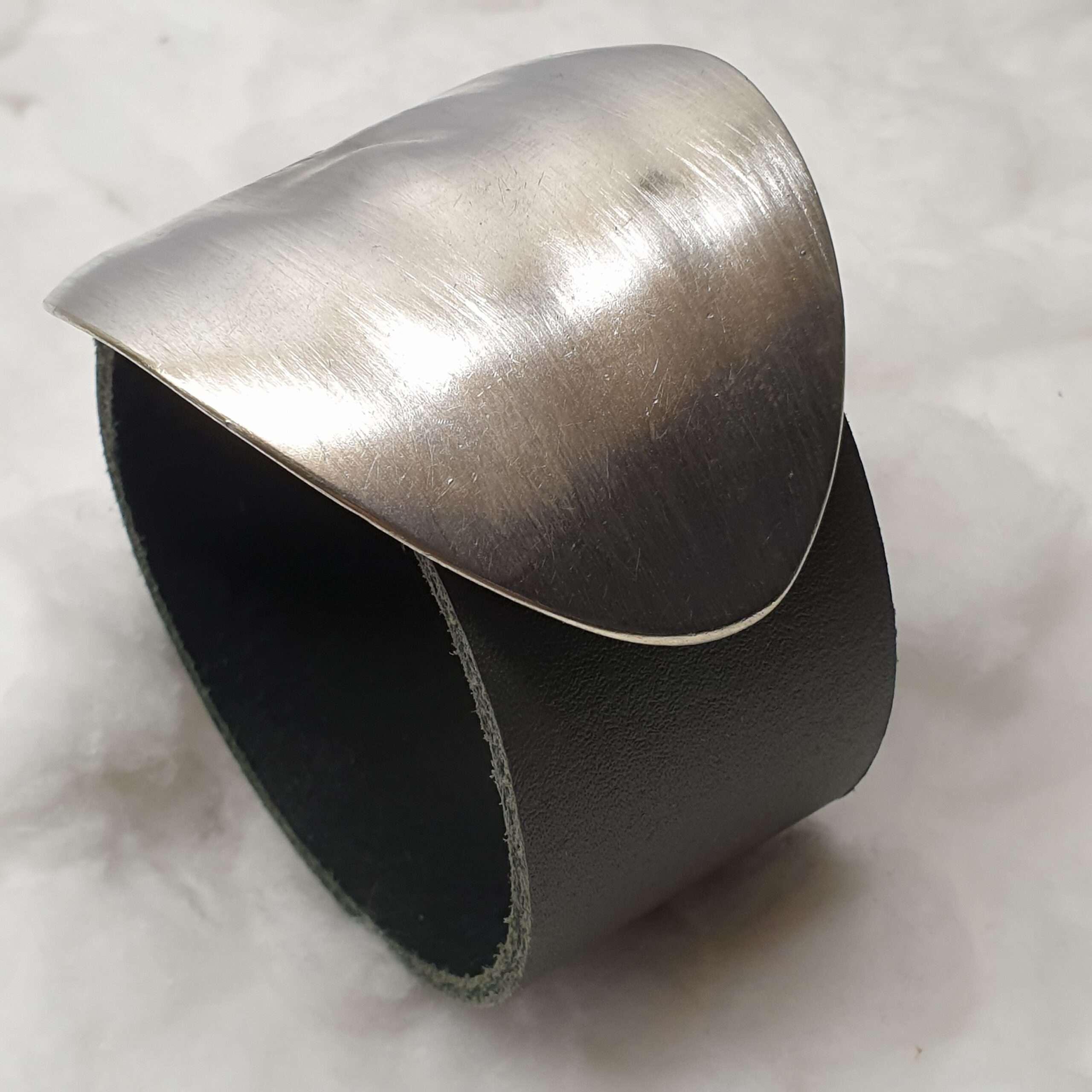 Dunkelgraues Lederarmband mit Nostalgischer-Löffelschliesse BS117