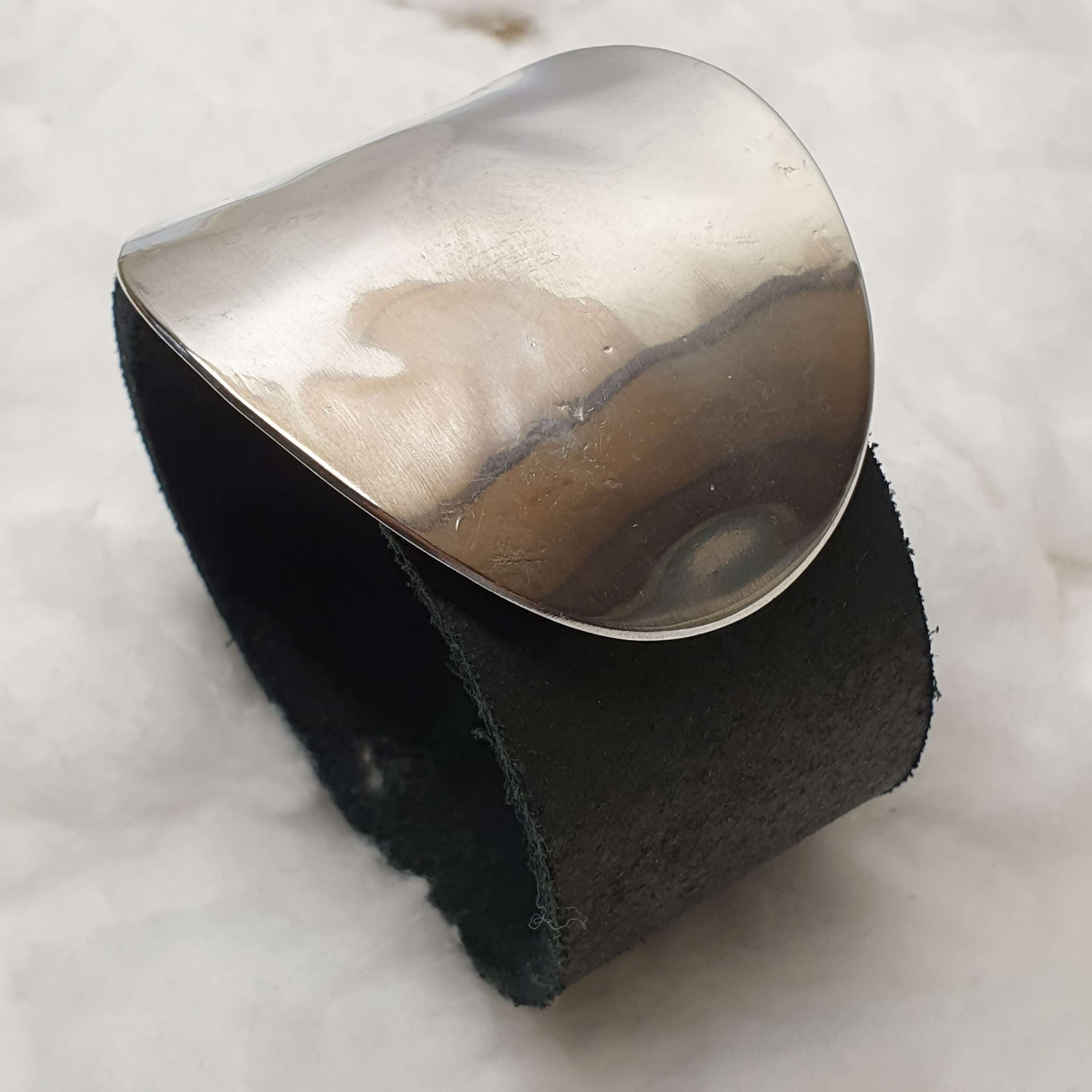 Schwarzes Lederarmband mit Glanz-Löffelschliesse BS120 – Bild 3