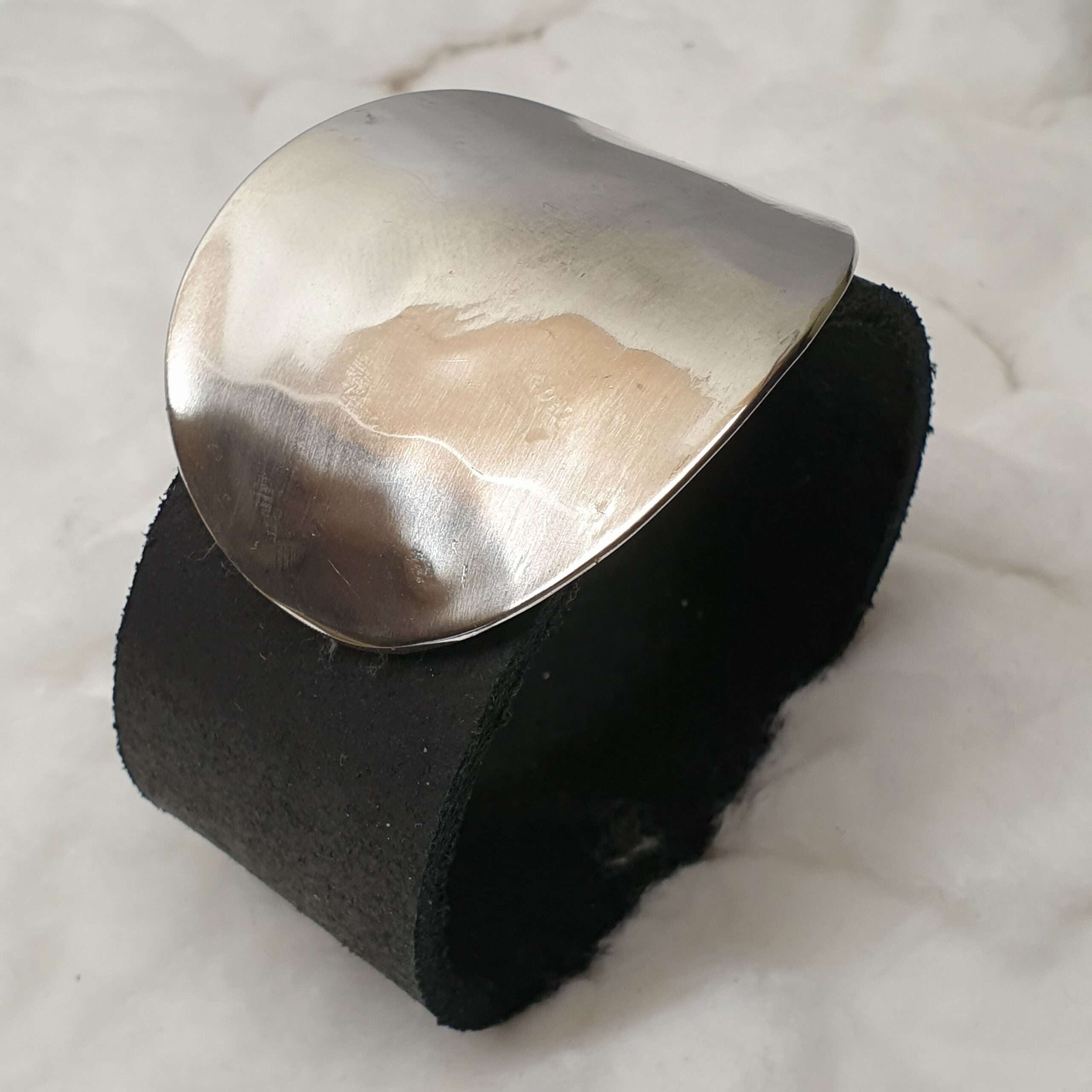 Schwarzes Lederarmband mit Glanz-Löffelschliesse BS120