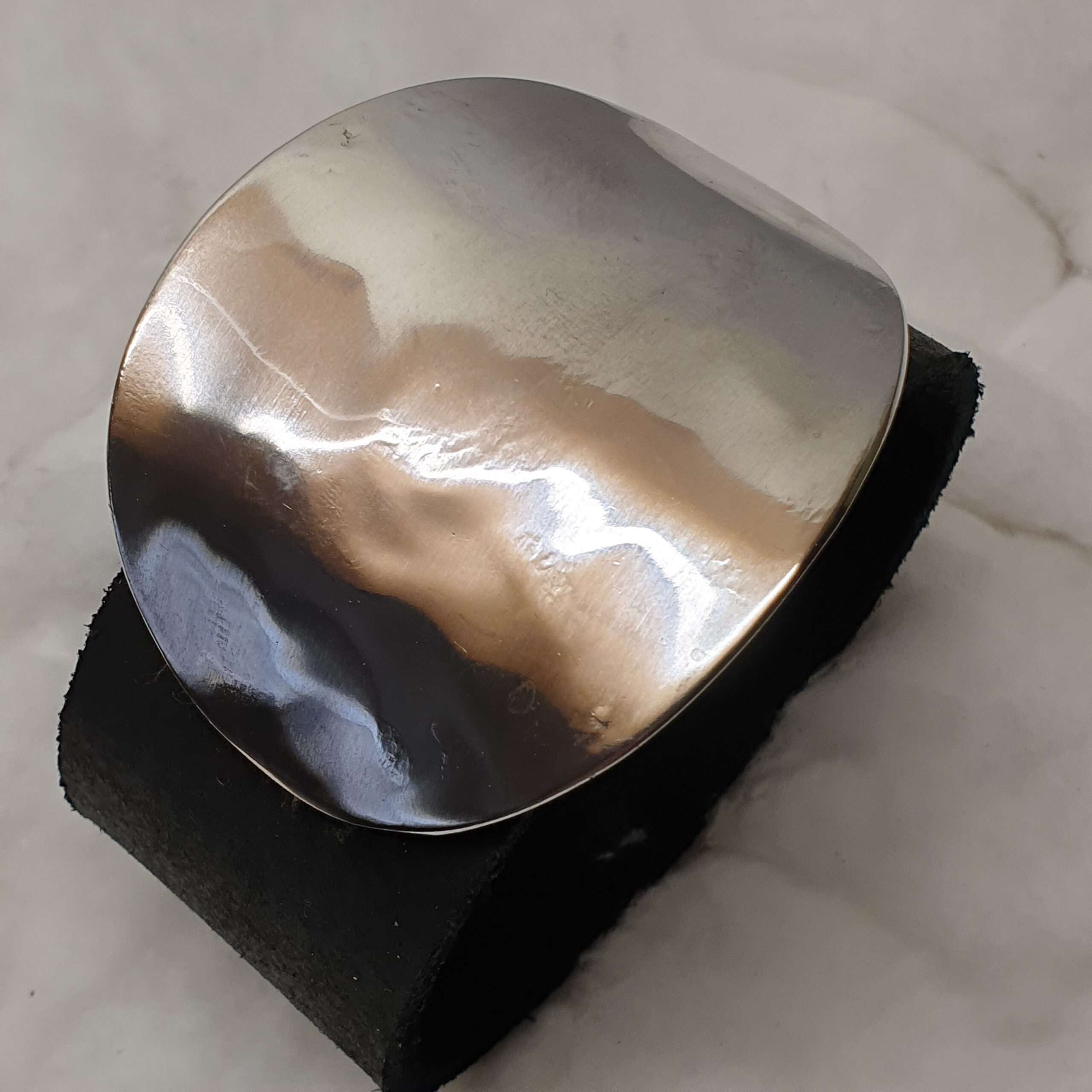 Schwarzes Lederarmband mit Glanz-Löffelschliesse BS120 – Bild 2