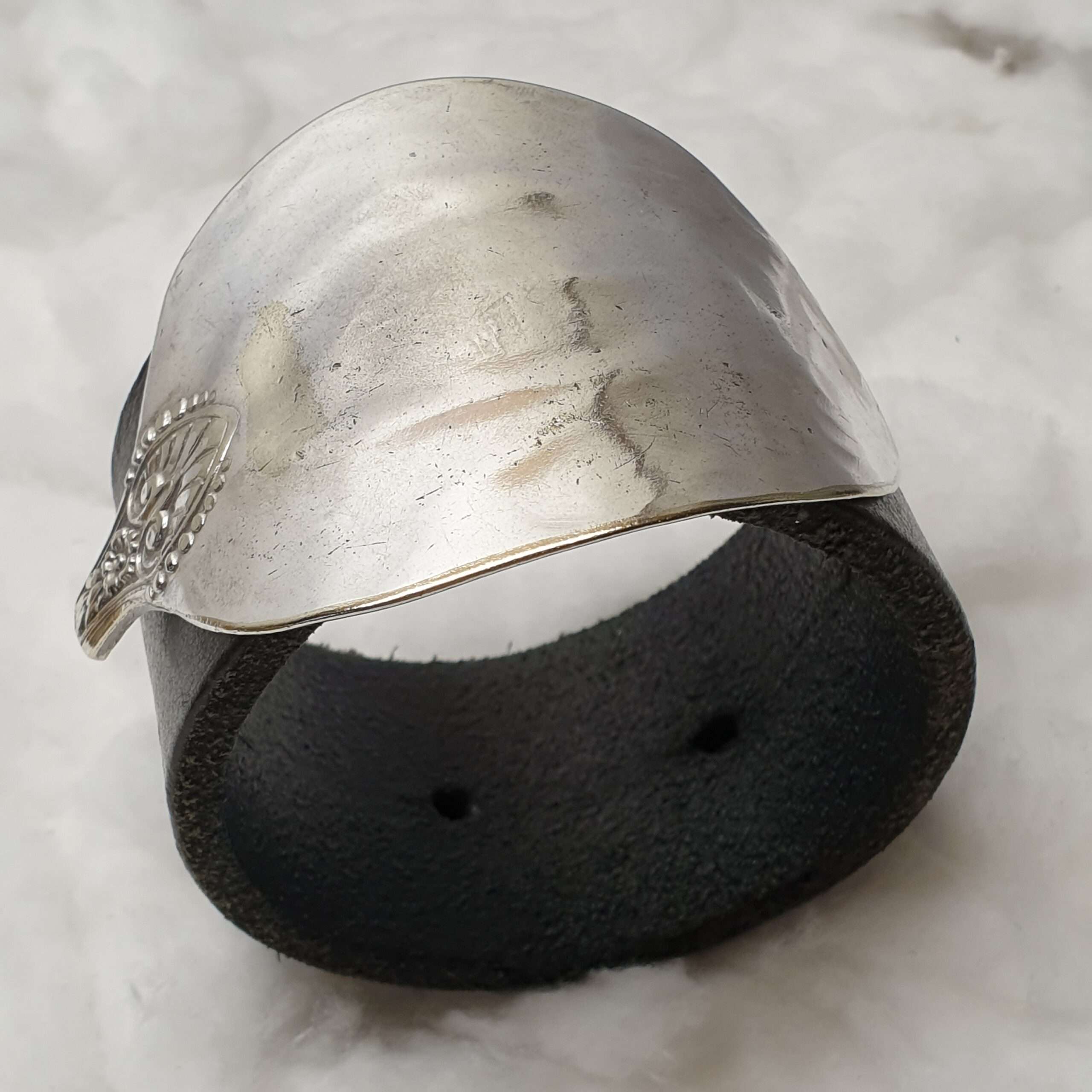 Schwarzes Lederarmband mit Glanz-Löffelschliesse und Lochraster BS123 – Bild 4