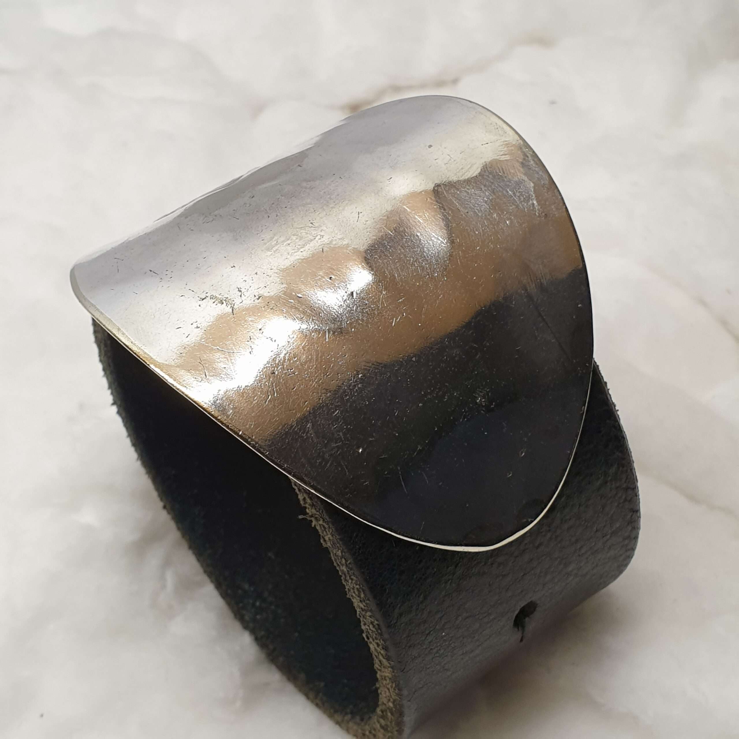 Schwarzes Lederarmband mit Glanz-Löffelschliesse und Lochraster BS123 – Bild 3