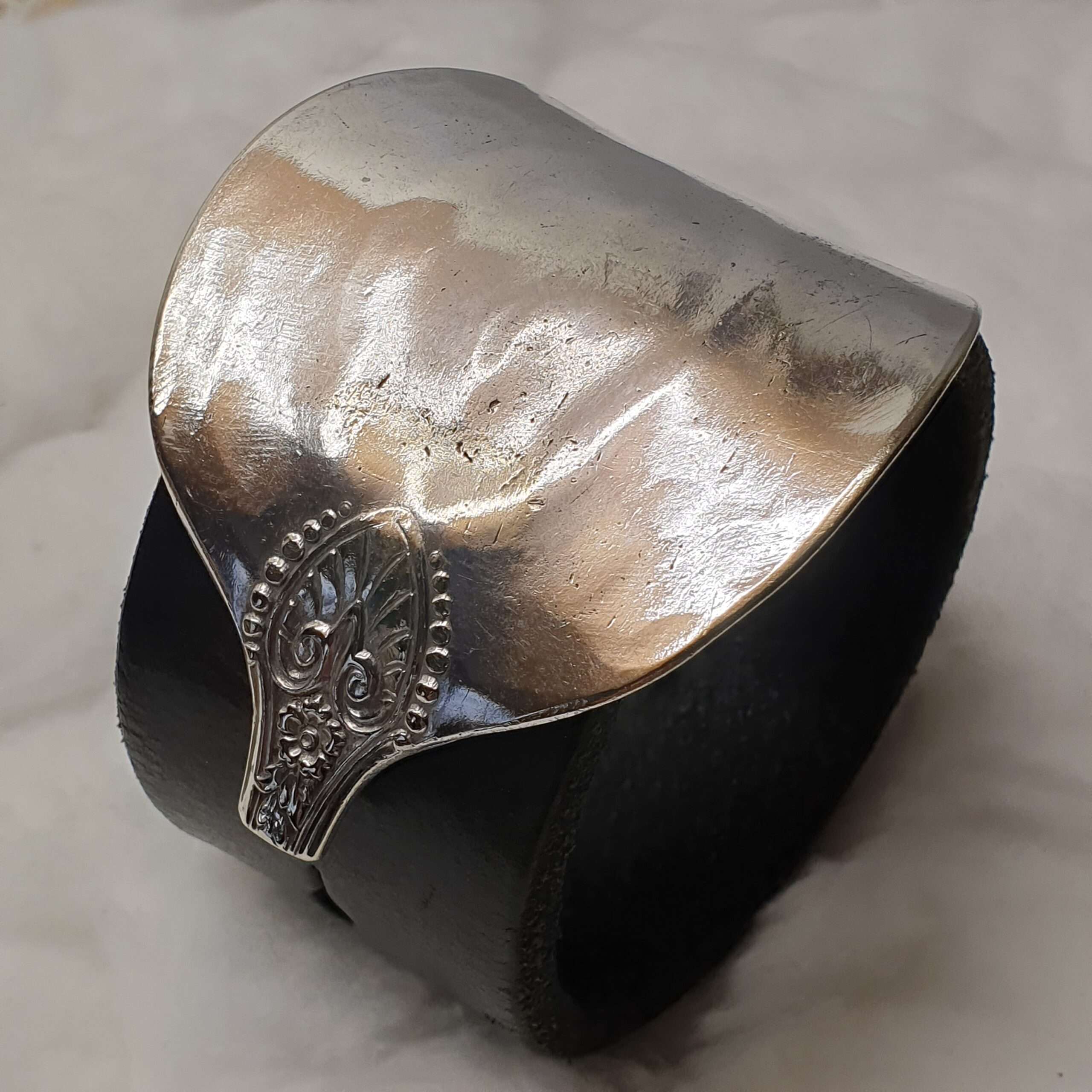 Schwarzes Lederarmband mit Glanz-Löffelschliesse und Lochraster BS123