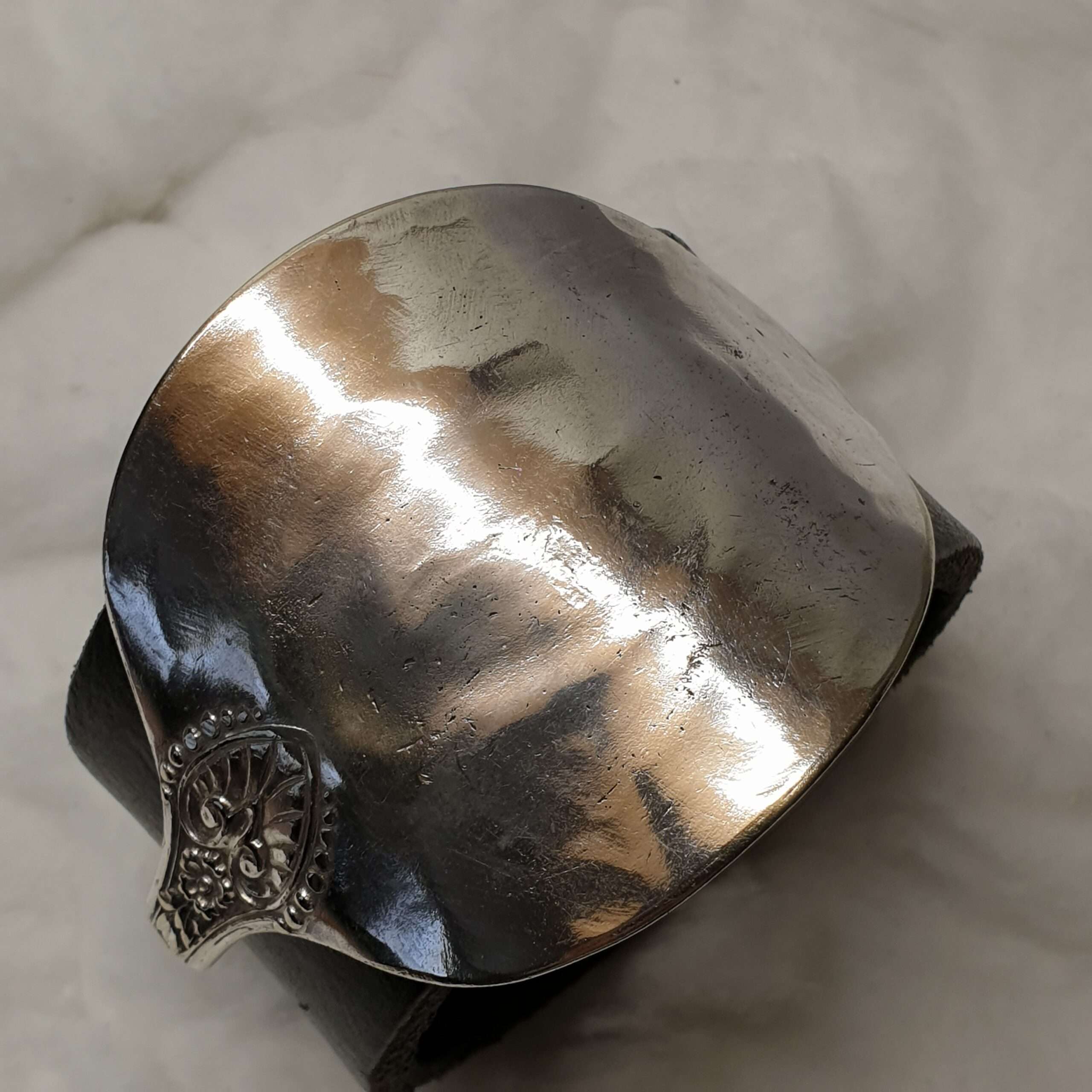 Schwarzes Lederarmband mit Glanz-Löffelschliesse und Lochraster BS123 – Bild 2