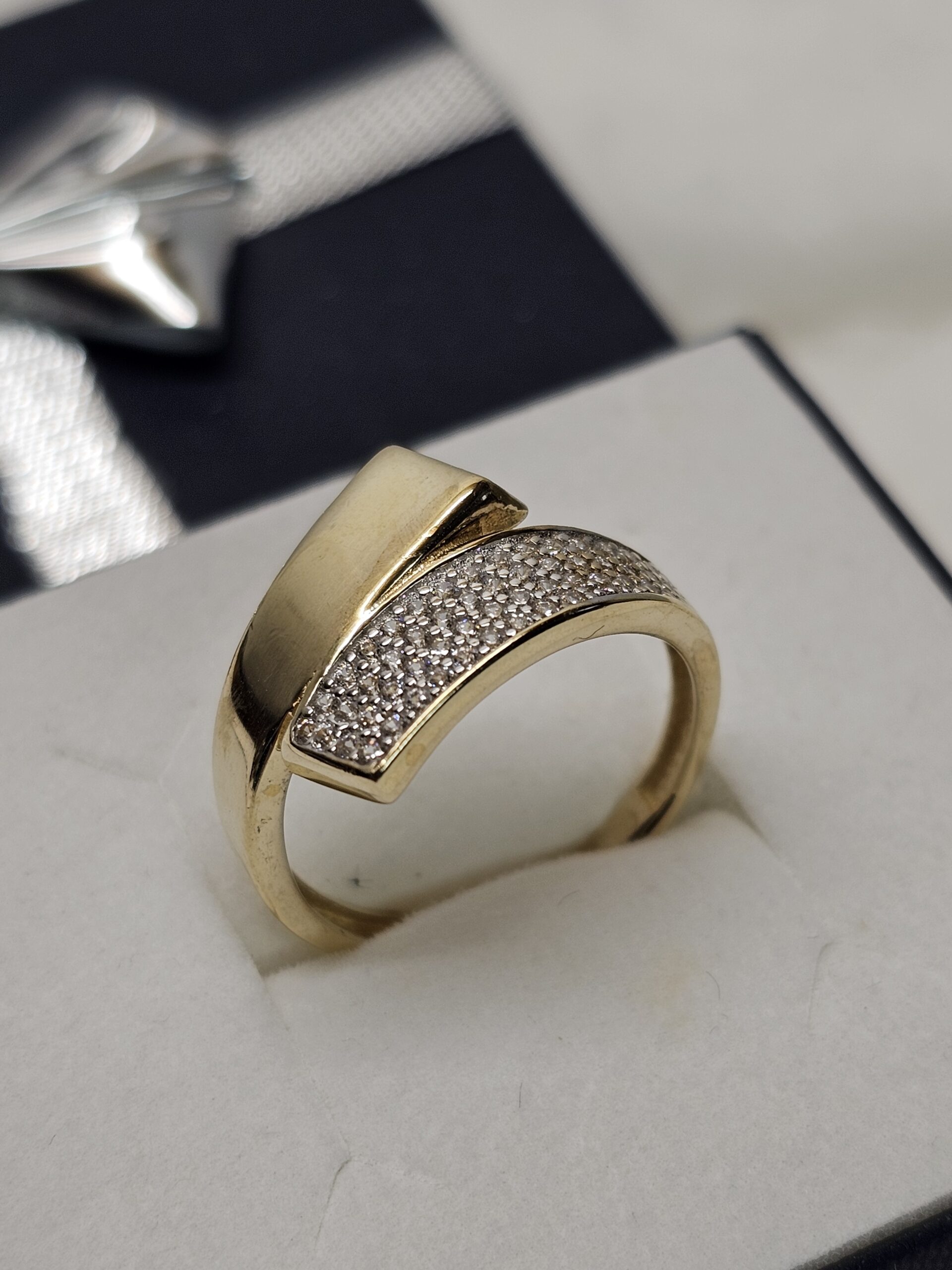 18,3 mm Eleganter Goldring Ring Wickeloptik 8 Karat Gold 333 Kristalle Steinchen klar Vintage selten rar GR211