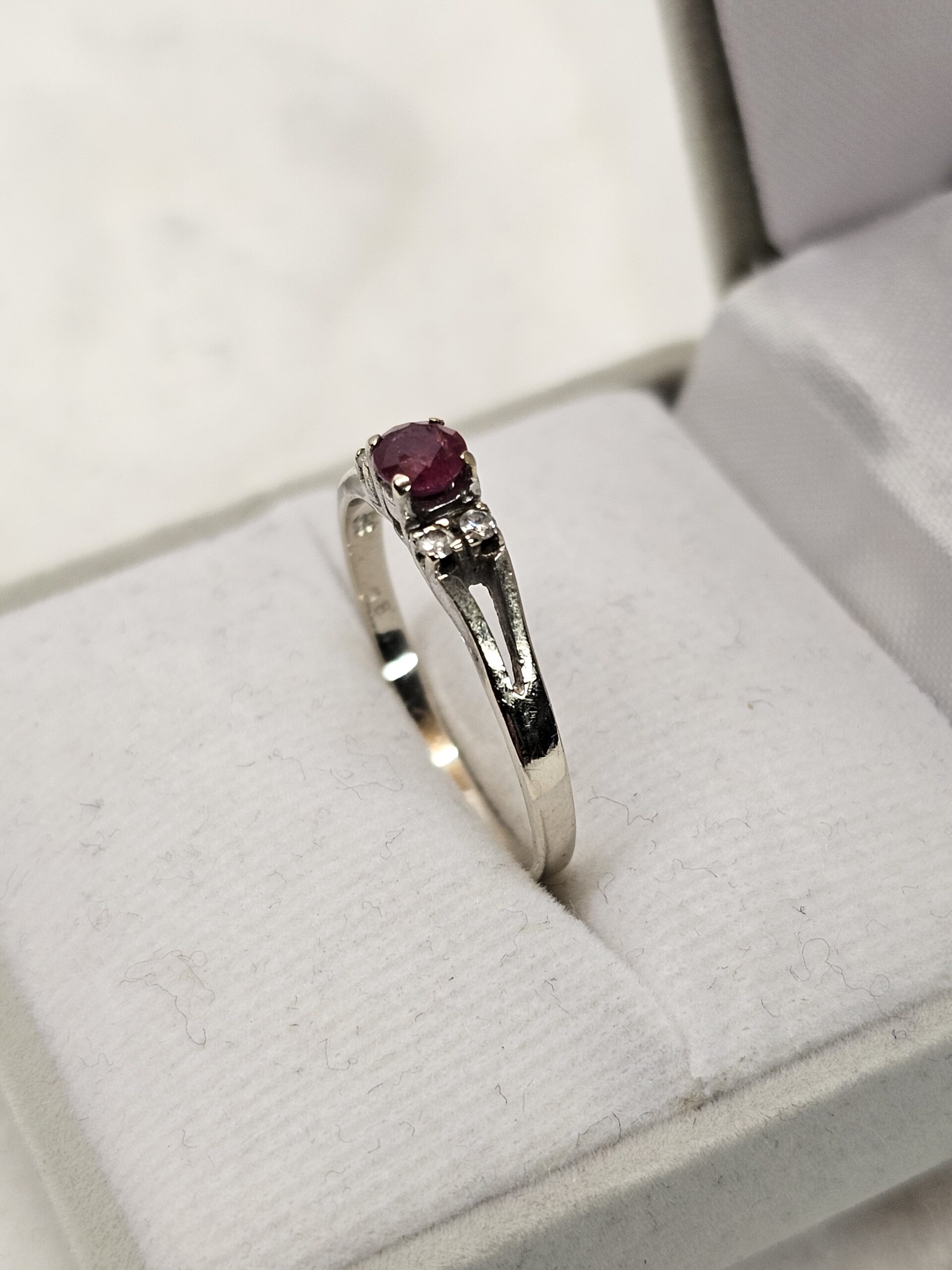 18,6 mm Goldring Ring Weißgold 585 Rubin & Kristallsteinchen Vintage Eleganz GR232