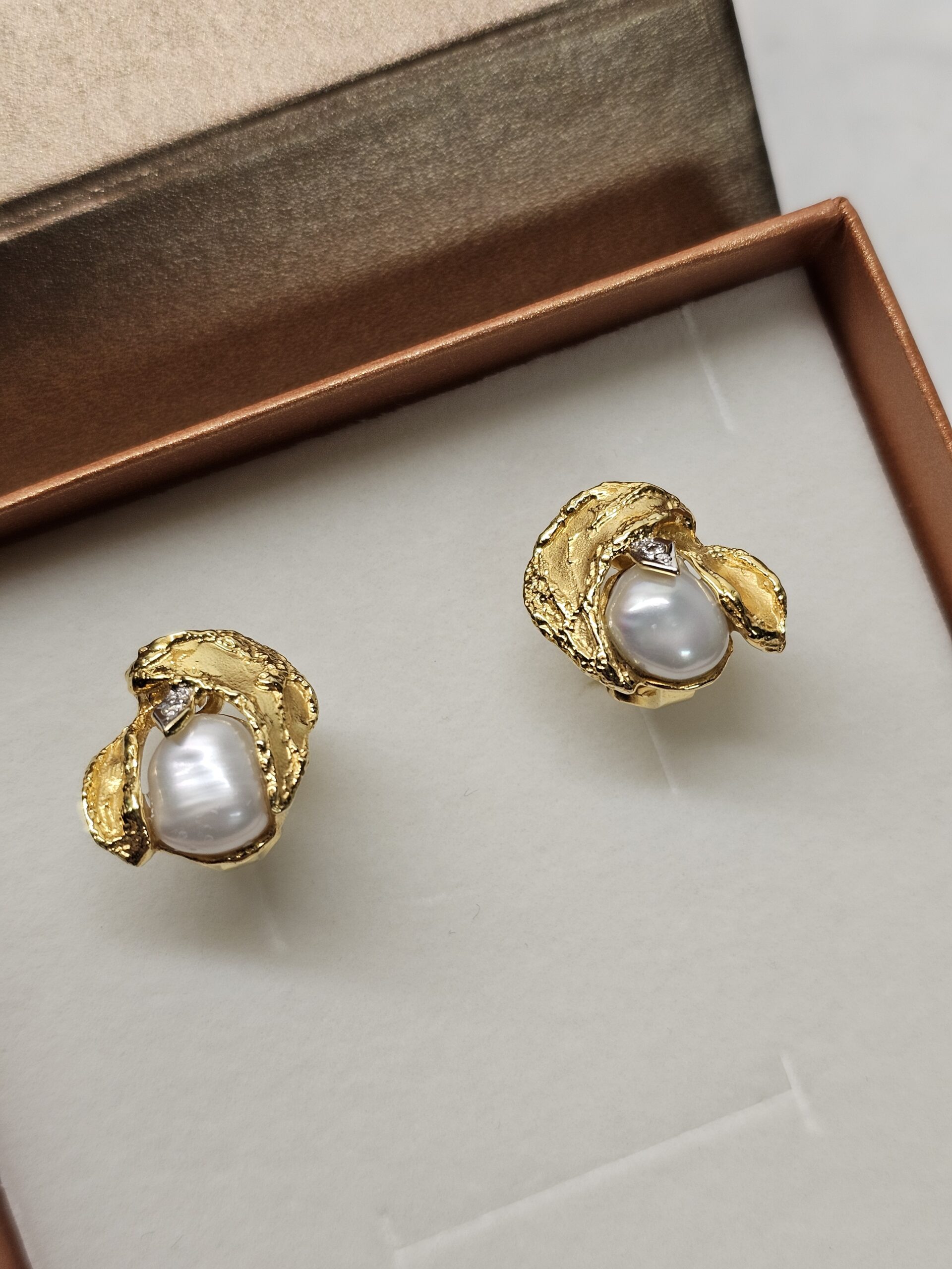 Hübsche Design Ohrringe Ohrclips Clips Gold 585 Perle Keshi Perle & Kristall Steinchen klar edel Vintage OR133 – Bild 4