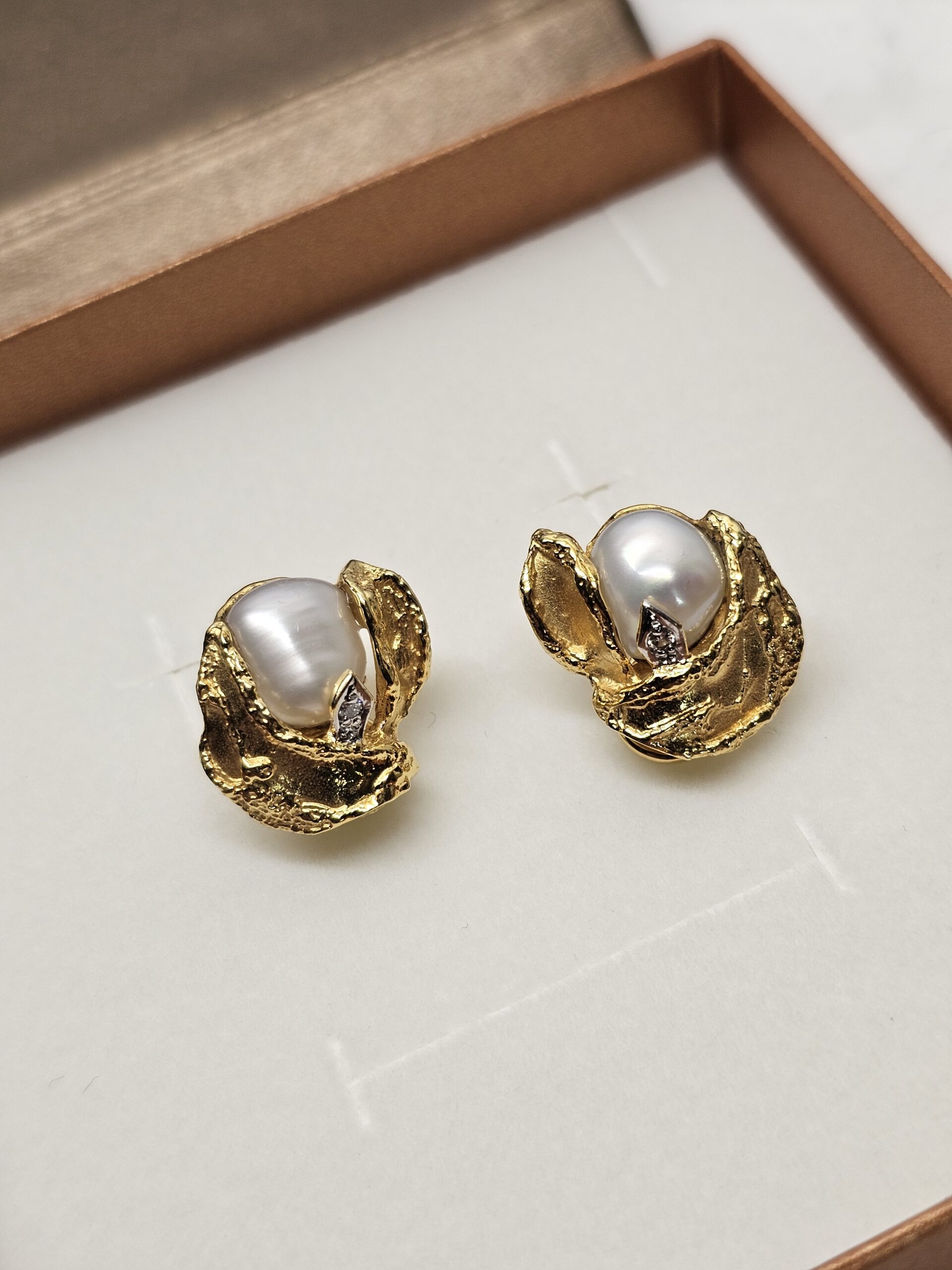 Hübsche Design Ohrringe Ohrclips Clips Gold 585 Perle Keshi Perle & Kristall Steinchen klar edel Vintage OR133 – Bild 2