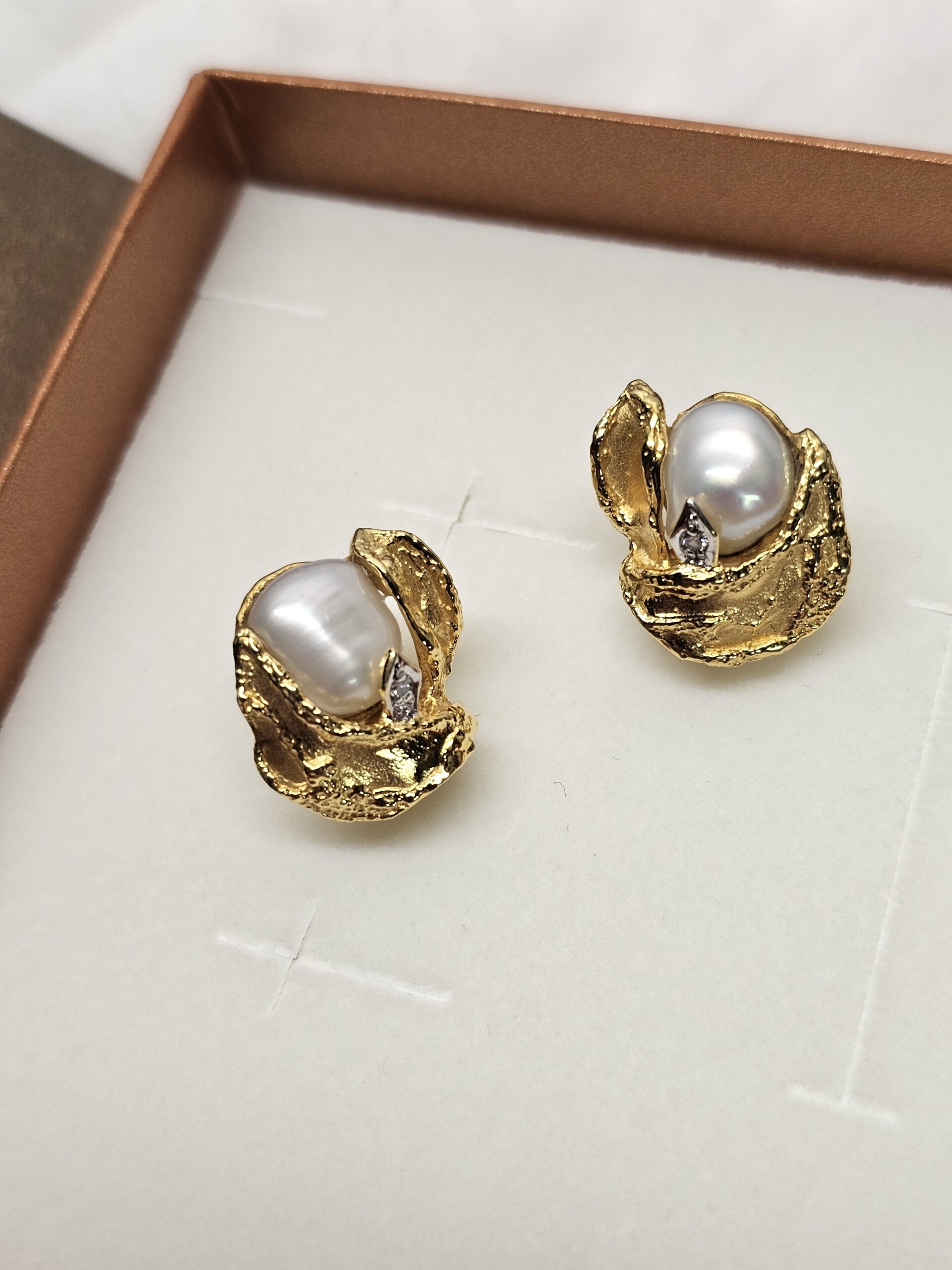 Hübsche Design Ohrringe Ohrclips Clips Gold 585 Perle Keshi Perle & Kristall Steinchen klar edel Vintage OR133