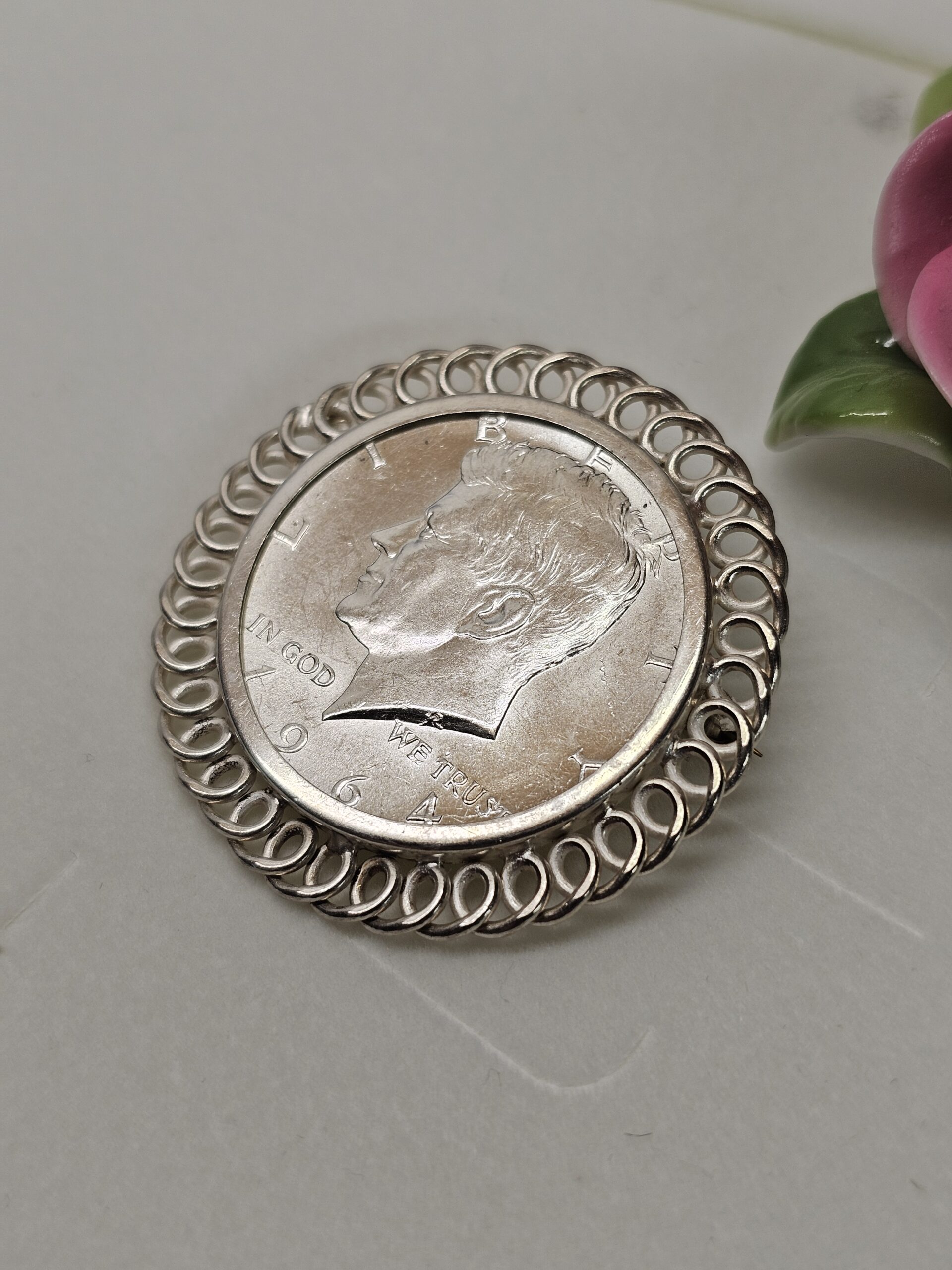 Brosche Anstecknadel Half Dollar Liberty Kennedy 1964 United States of America Vintage elegant SB547 – Bild 3