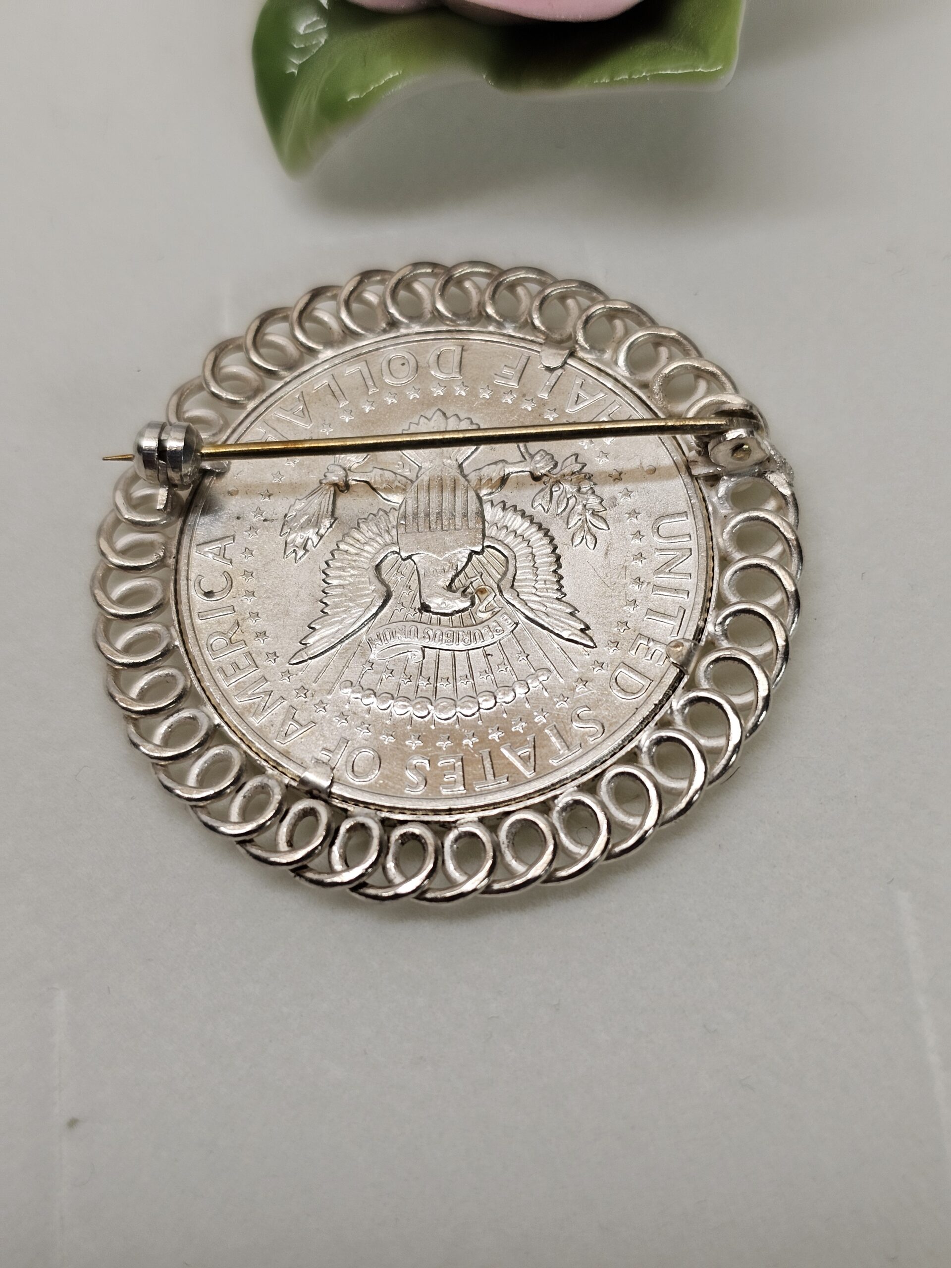 Brosche Anstecknadel Half Dollar Liberty Kennedy 1964 United States of America Vintage elegant SB547 – Bild 4