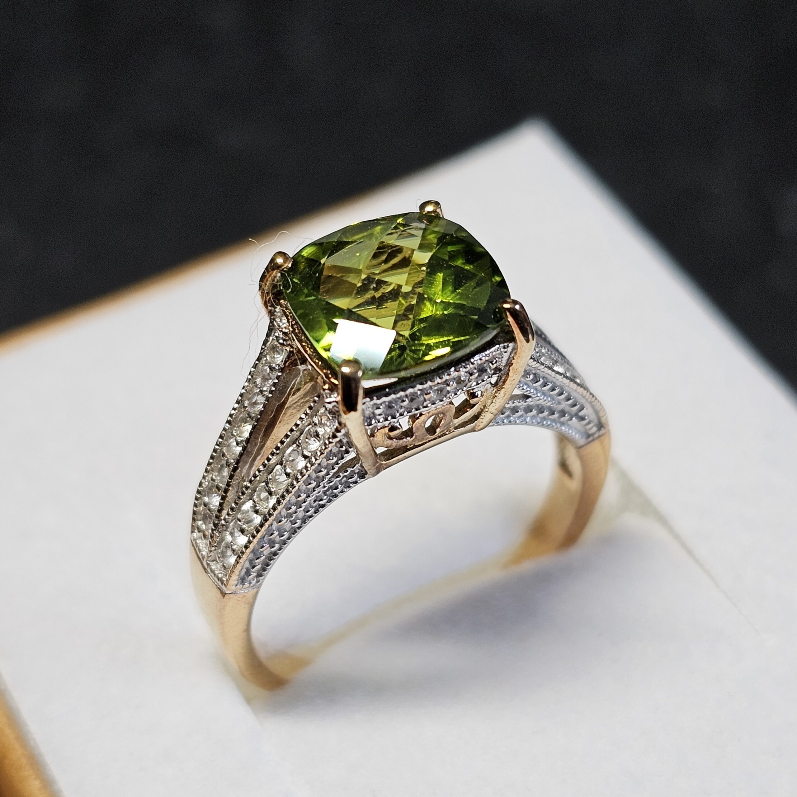 17,8 mm Goldring Ring Gold 375 teilplatiniert Peridot & Kristall Steinchen klar Design Vintage elegant GR403