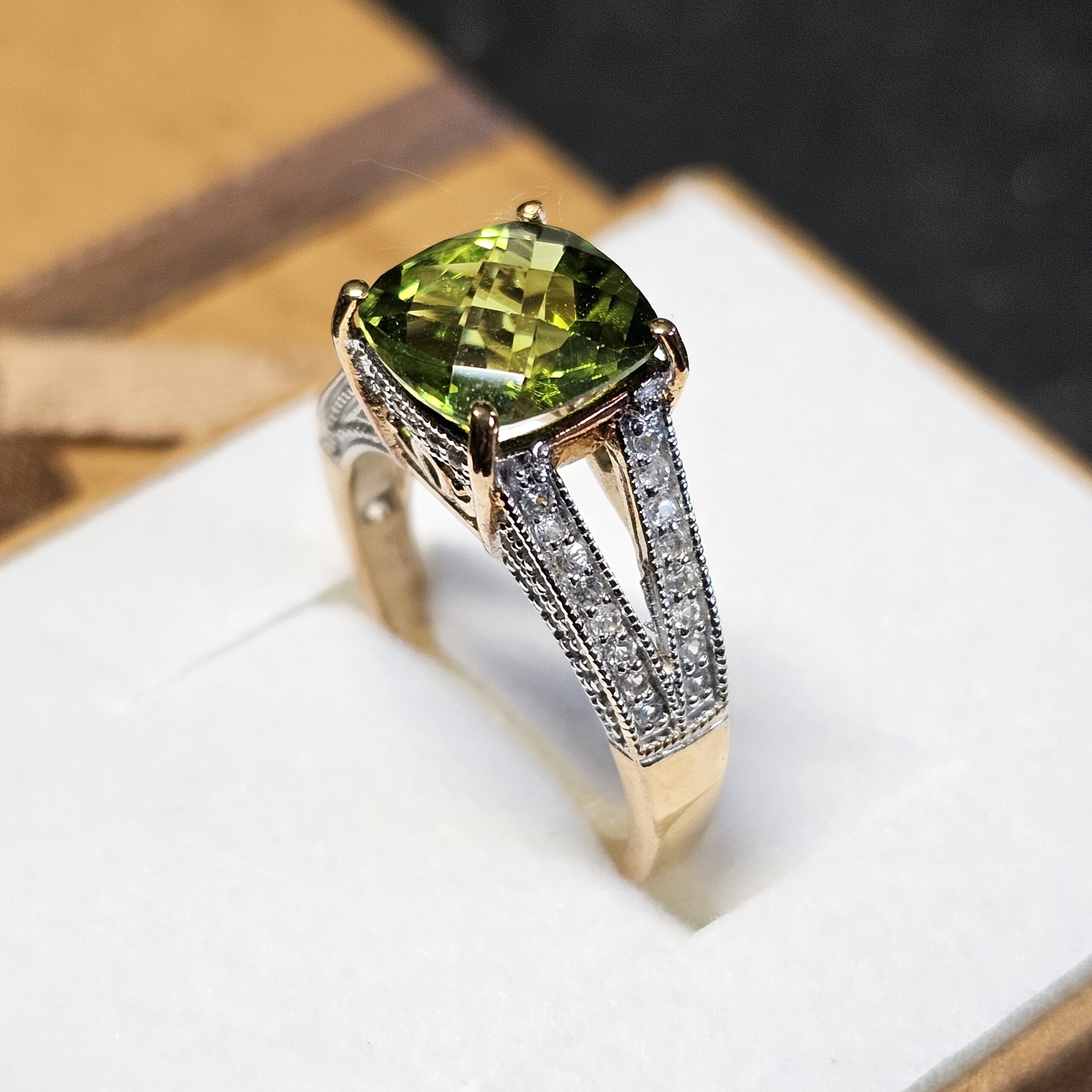 17,8 mm Goldring Ring Gold 375 teilplatiniert Peridot & Kristall Steinchen klar Design Vintage elegant GR403 – Bild 2