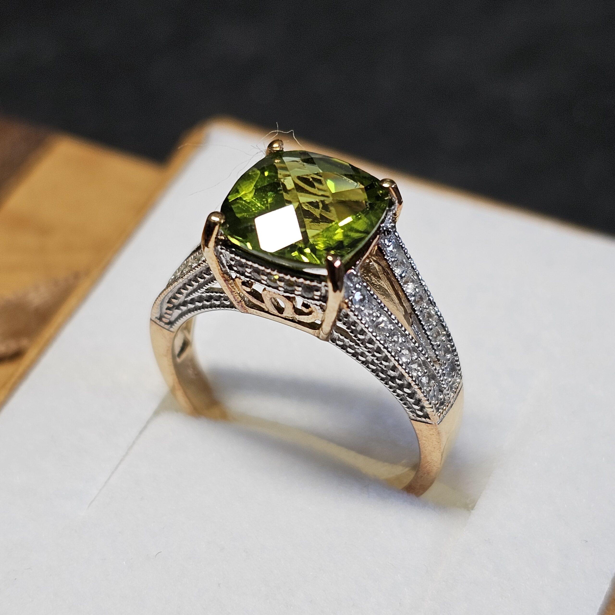 17,8 mm Goldring Ring Gold 375 teilplatiniert Peridot & Kristall Steinchen klar Design Vintage elegant GR403 – Bild 3