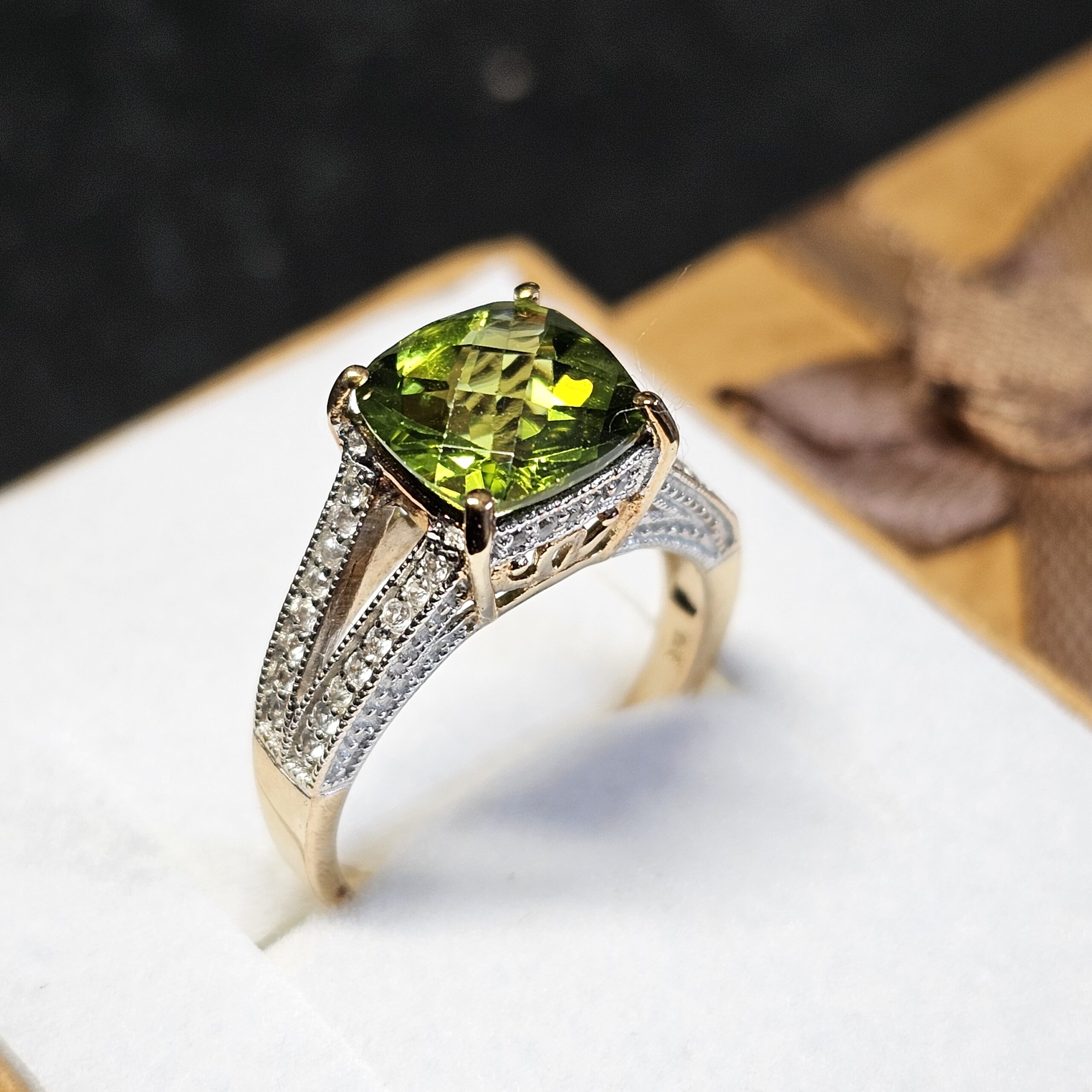 17,8 mm Goldring Ring Gold 375 teilplatiniert Peridot & Kristall Steinchen klar Design Vintage elegant GR403 – Bild 4