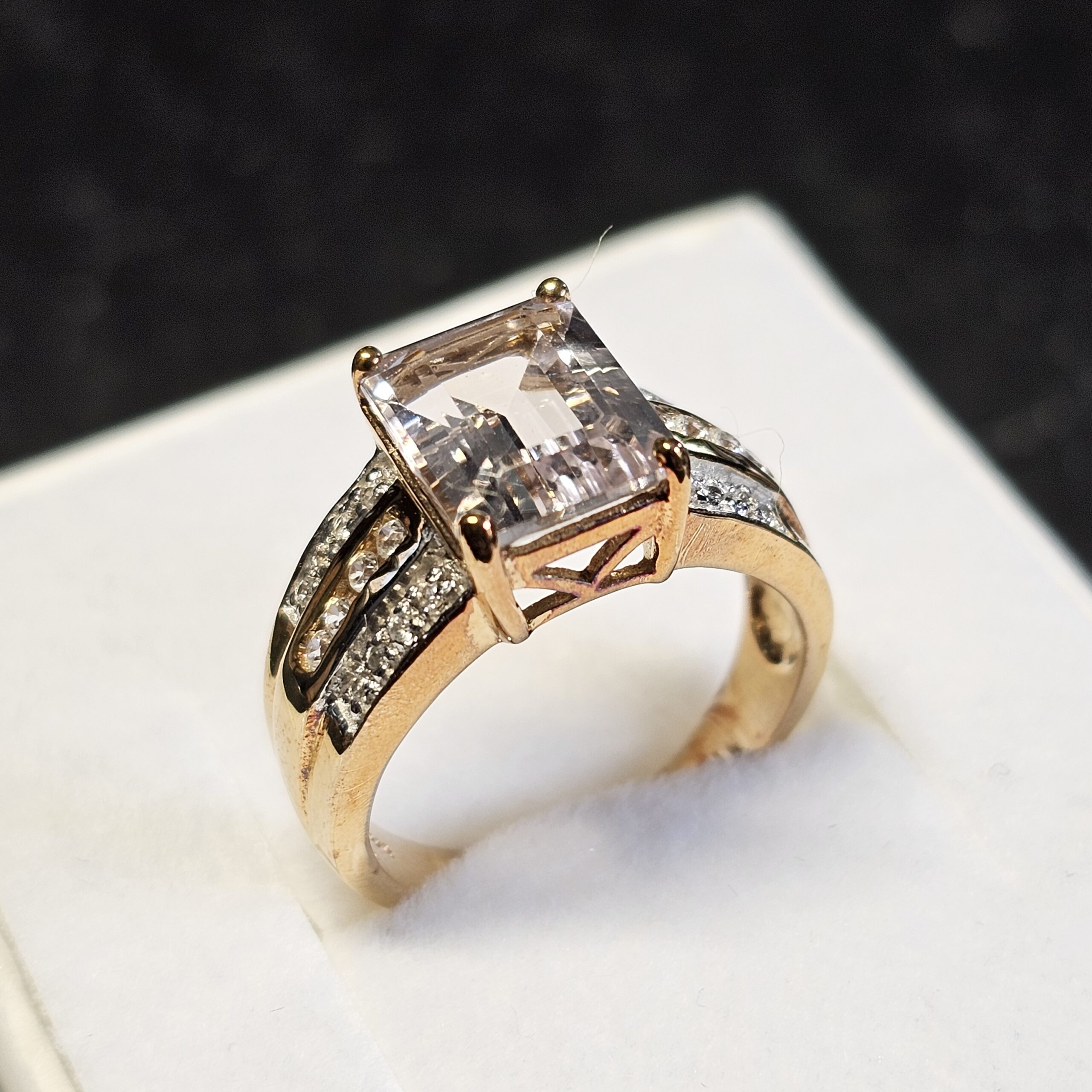 17,4 mm Nostalgischer Ring Gold 375 Bergkristall & Kristallsteinchen klein klar Vintage elegant GR404