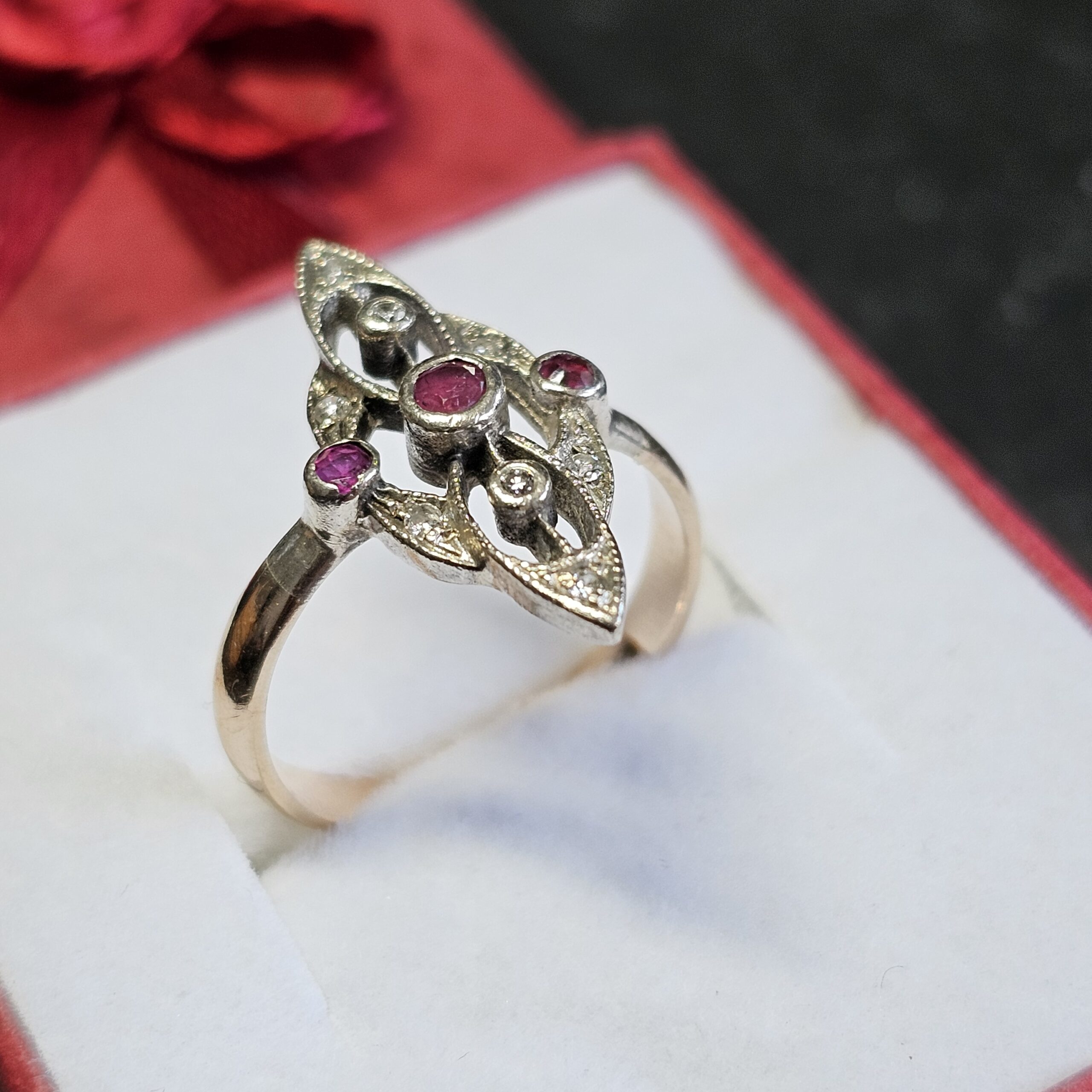 17,5 mm Hübscher Art Deco Ring Goldring Schiffchen Gold 585 teilplatiniert mit Rubine & Diamantsteinchen Shabby Vintage elegant GR433