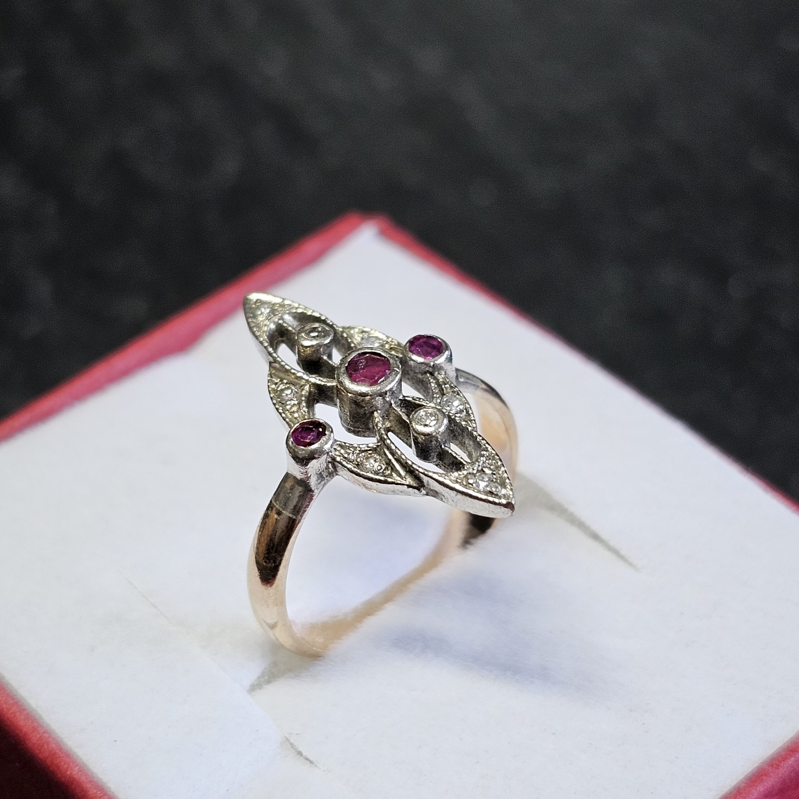 17,5 mm Hübscher Art Deco Ring Goldring Schiffchen Gold 585 teilplatiniert mit Rubine & Diamantsteinchen Shabby Vintage elegant GR433 – Bild 3