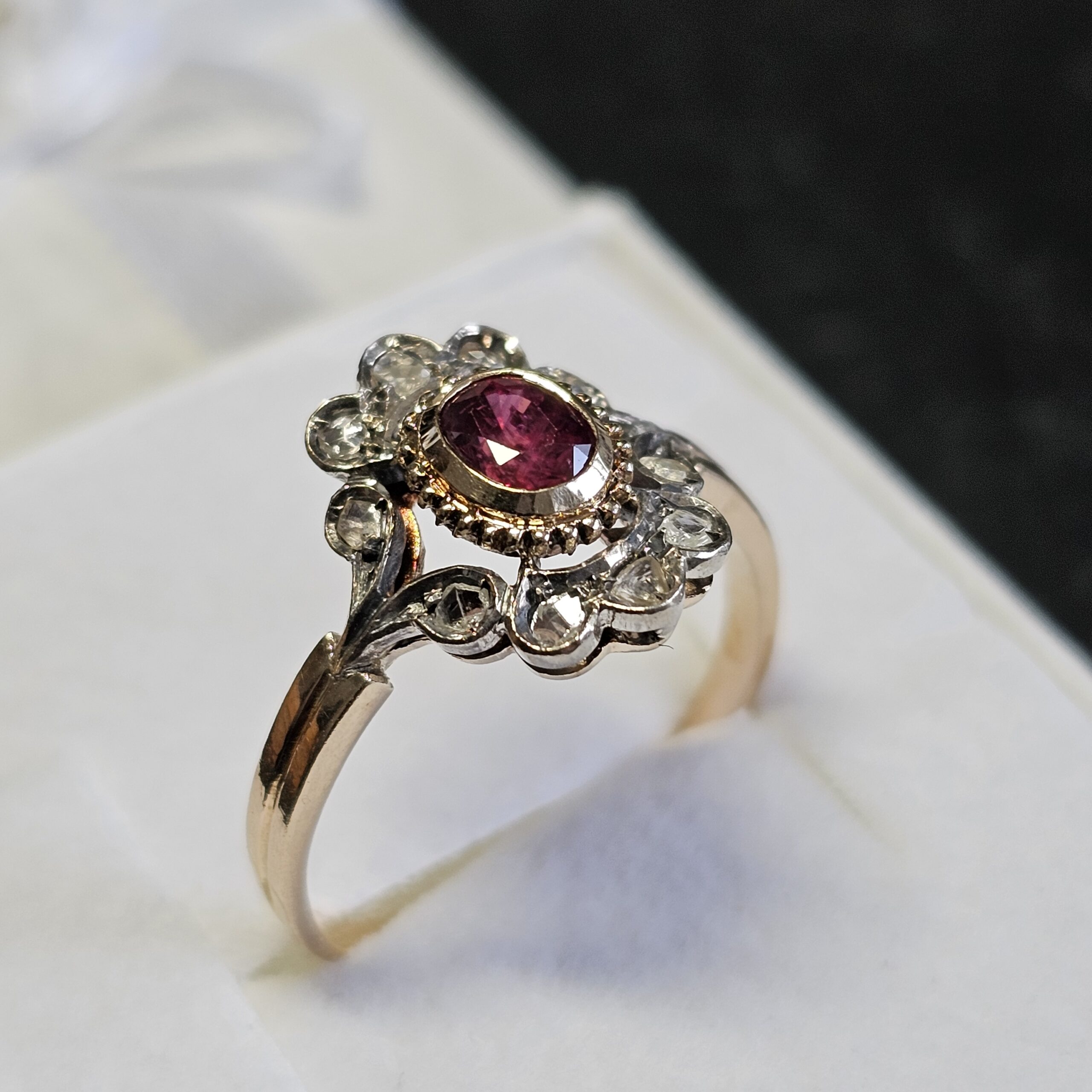 20,2 mm Nostalgischer Shabby Vintage Ring Goldring Gold 585 teilplatiniert mit Rubin & naturbelassenen Diamantsteinchen Design elegant GR420