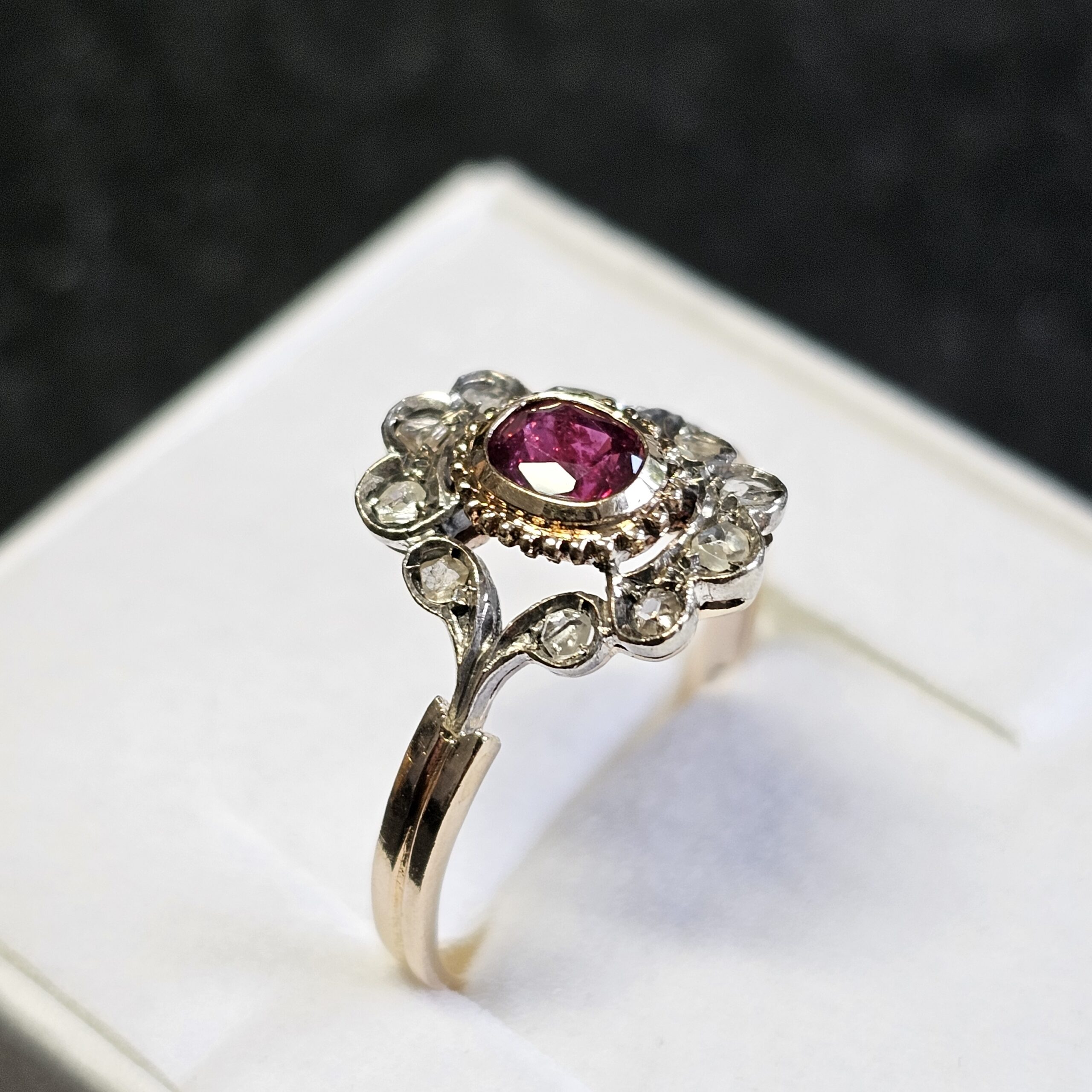 20,2 mm Nostalgischer Shabby Vintage Ring Goldring Gold 585 teilplatiniert mit Rubin & naturbelassenen Diamantsteinchen Design elegant GR420 – Bild 3