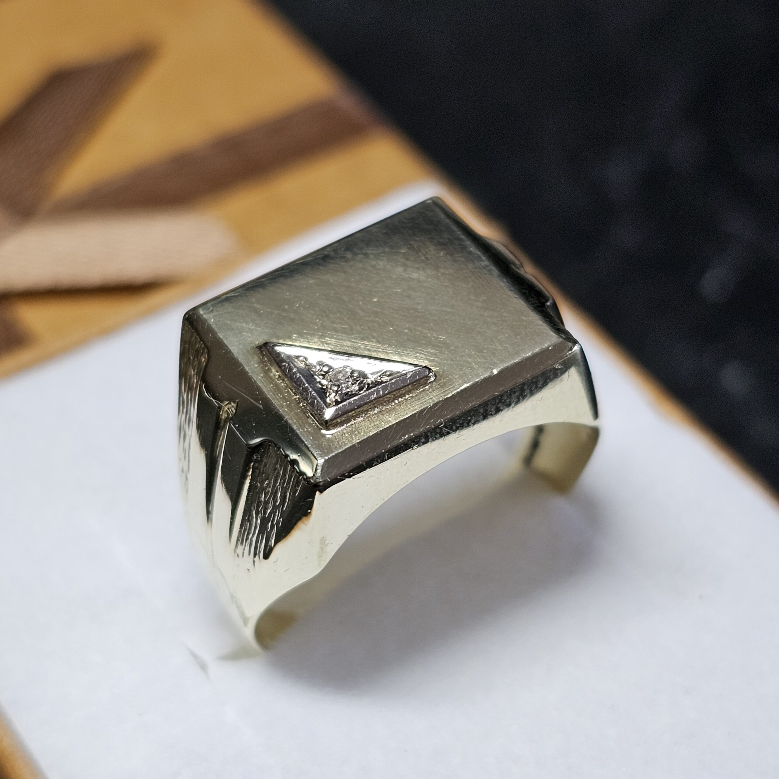 21 mm Goldring Siegelring Ring Gold 585 teilplatiniert kleinstes Diamantsteinchen Vintage elegant GR112