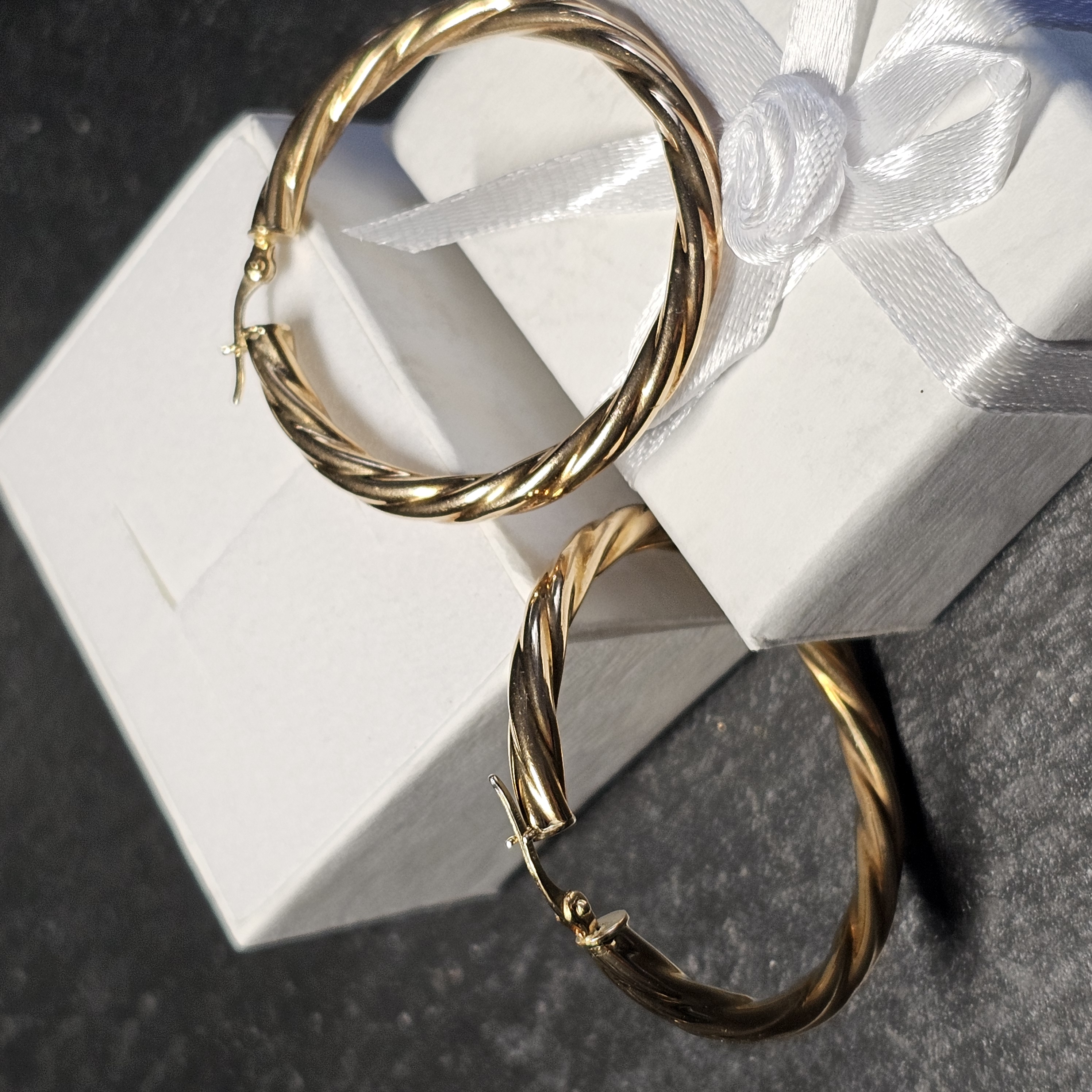 Nostalgische Ohrringe Creolen groß Gold 333 gedrehtes Design Vintage elegant OR211