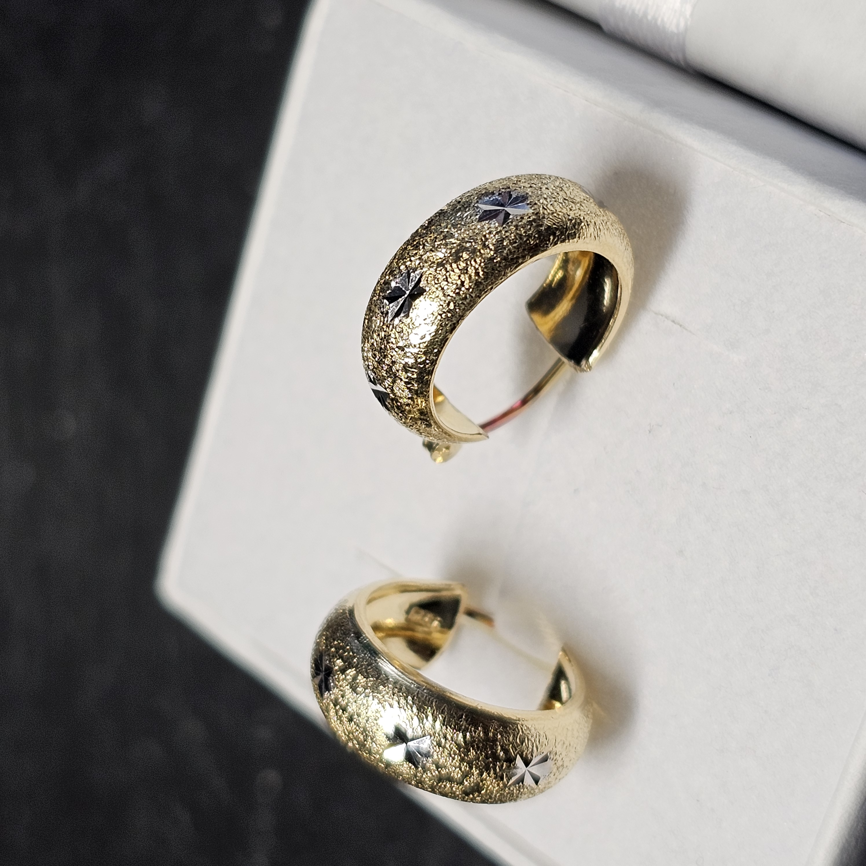 Ohrringe Creolen Ohrhänger Gold 585matt teilplatinierter diamantierter Sternchen Schliff Design Vintage elegant OR120