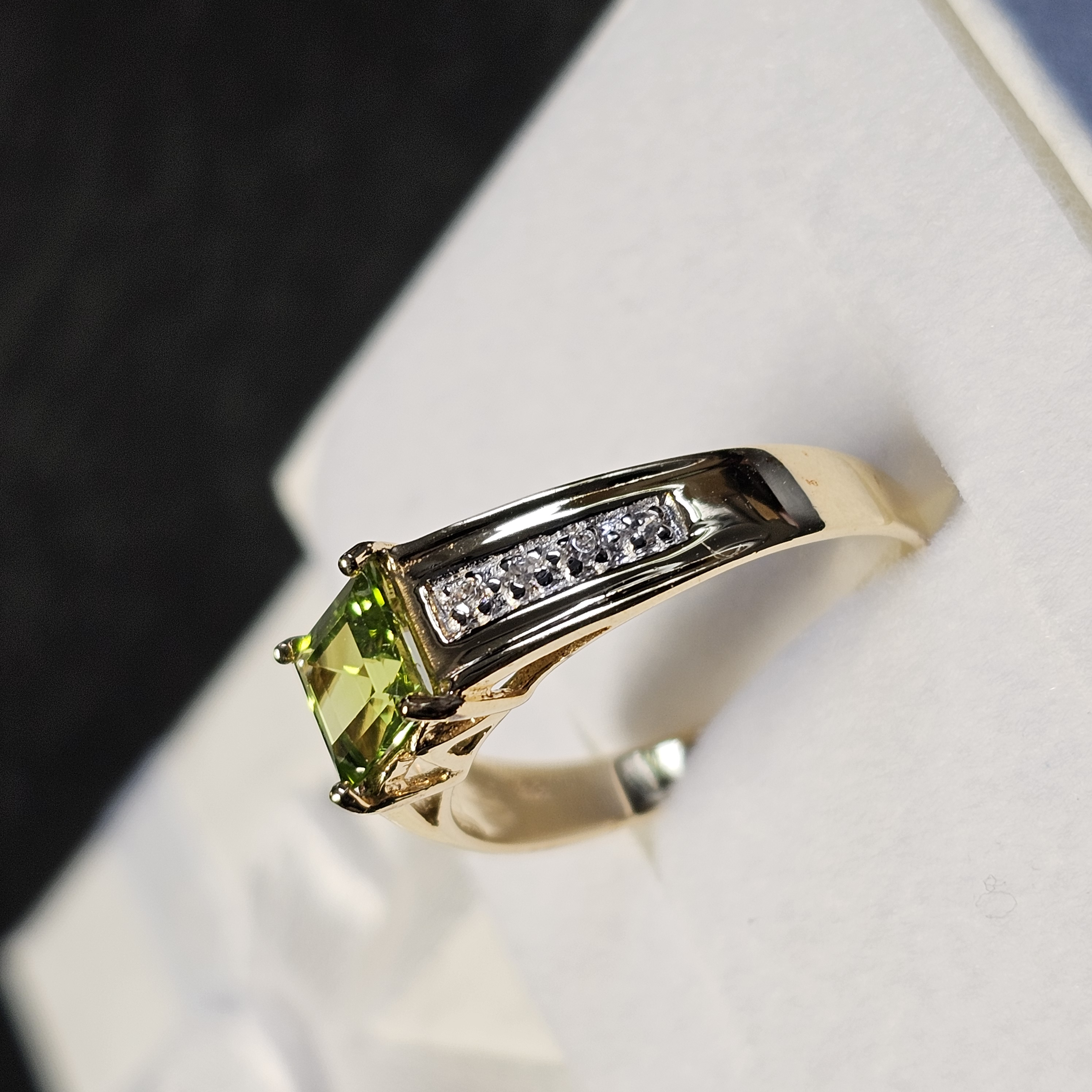 19,7 mm Goldring Ring Gold 375 teilplatiniert Peridot & Kristallsteinchen klar Design Vintage elegant GR400