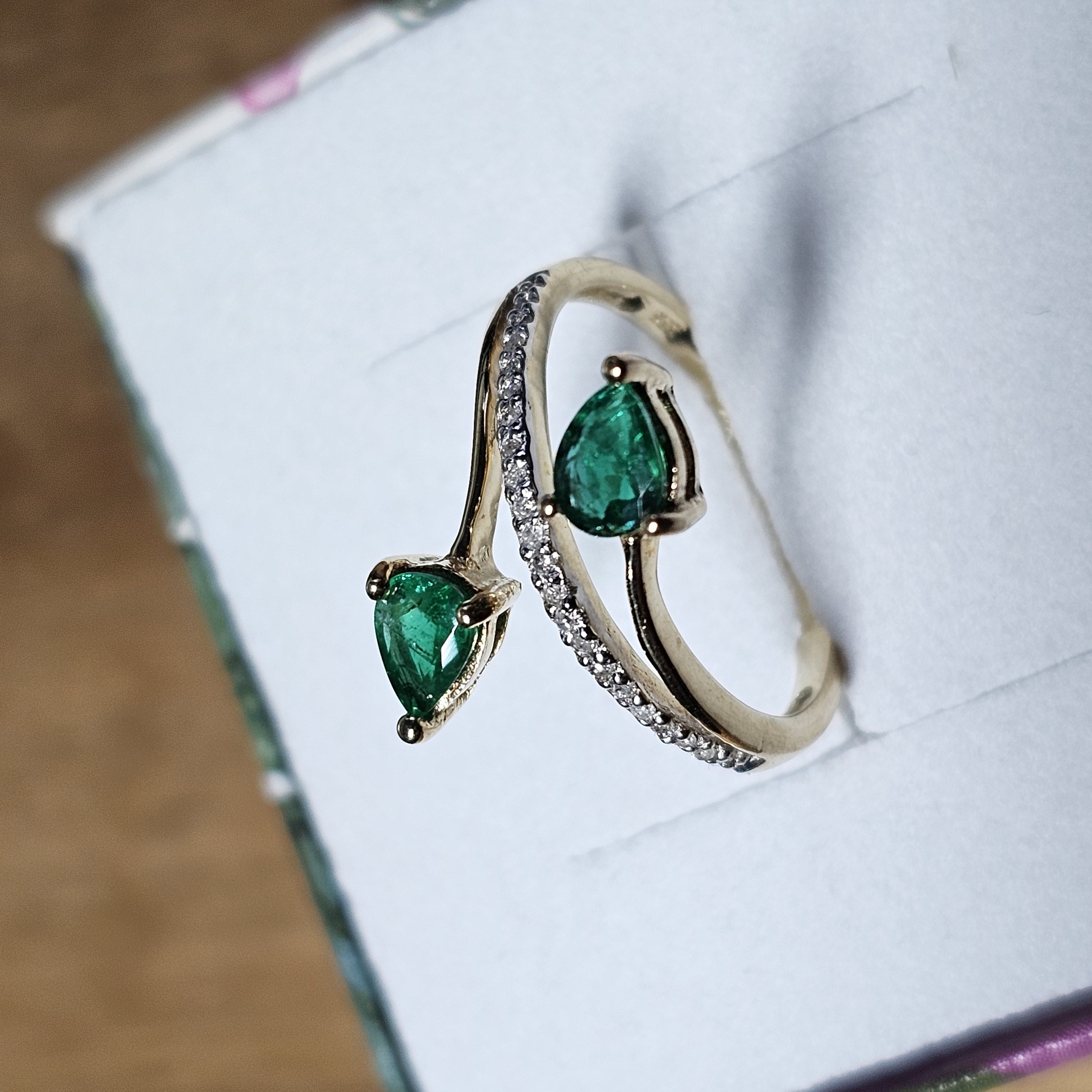 17 mm Ring Goldring Gold 375 teilplatiniert Smaragde & kleinste Kristallsteinchen Design Wickeloptik Vintage elegant selten rar GR284