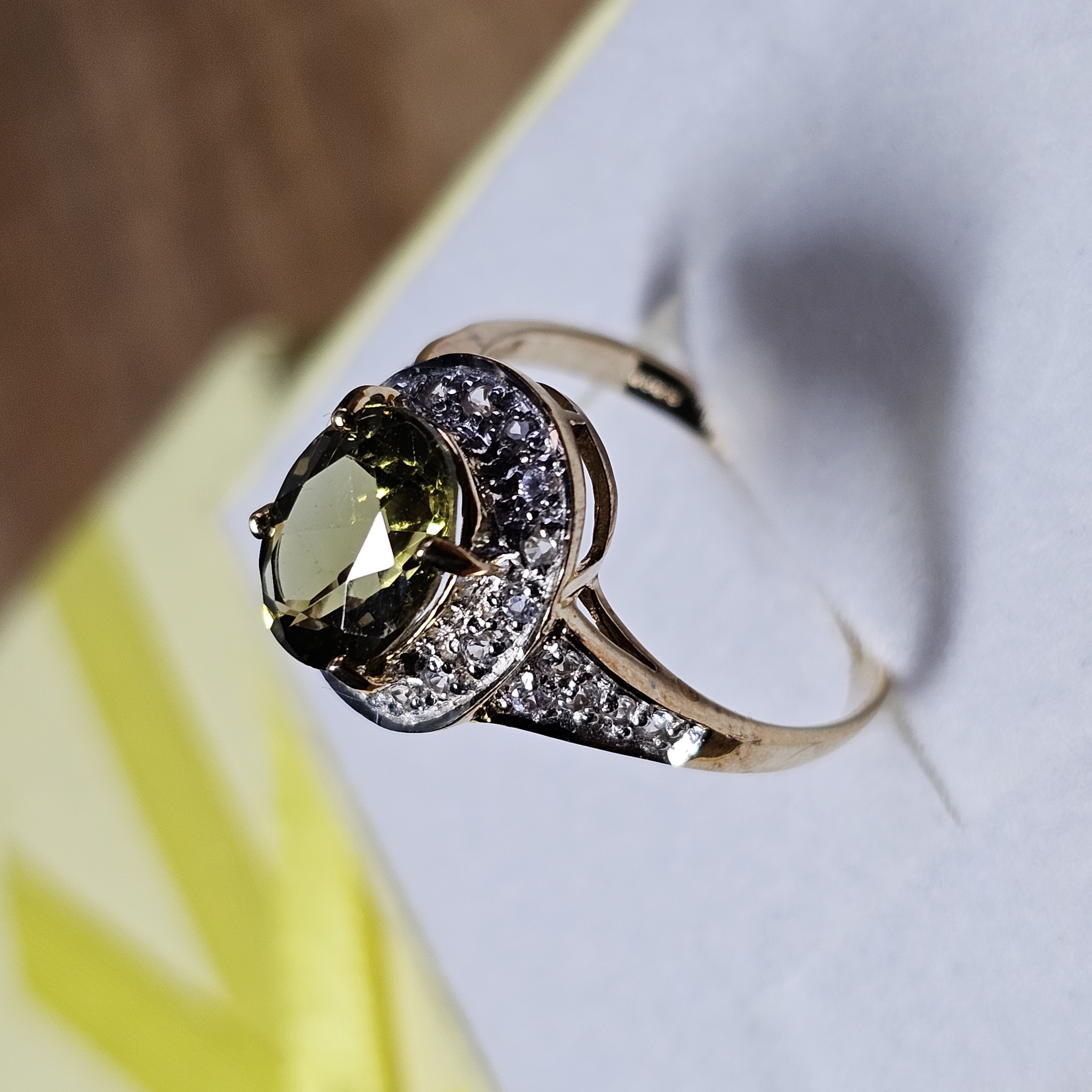 17,5 mm Ring Goldring Gold 375 teilplatiniert Peridot & Kalzit Steinchen Design Vintage elegant GR287