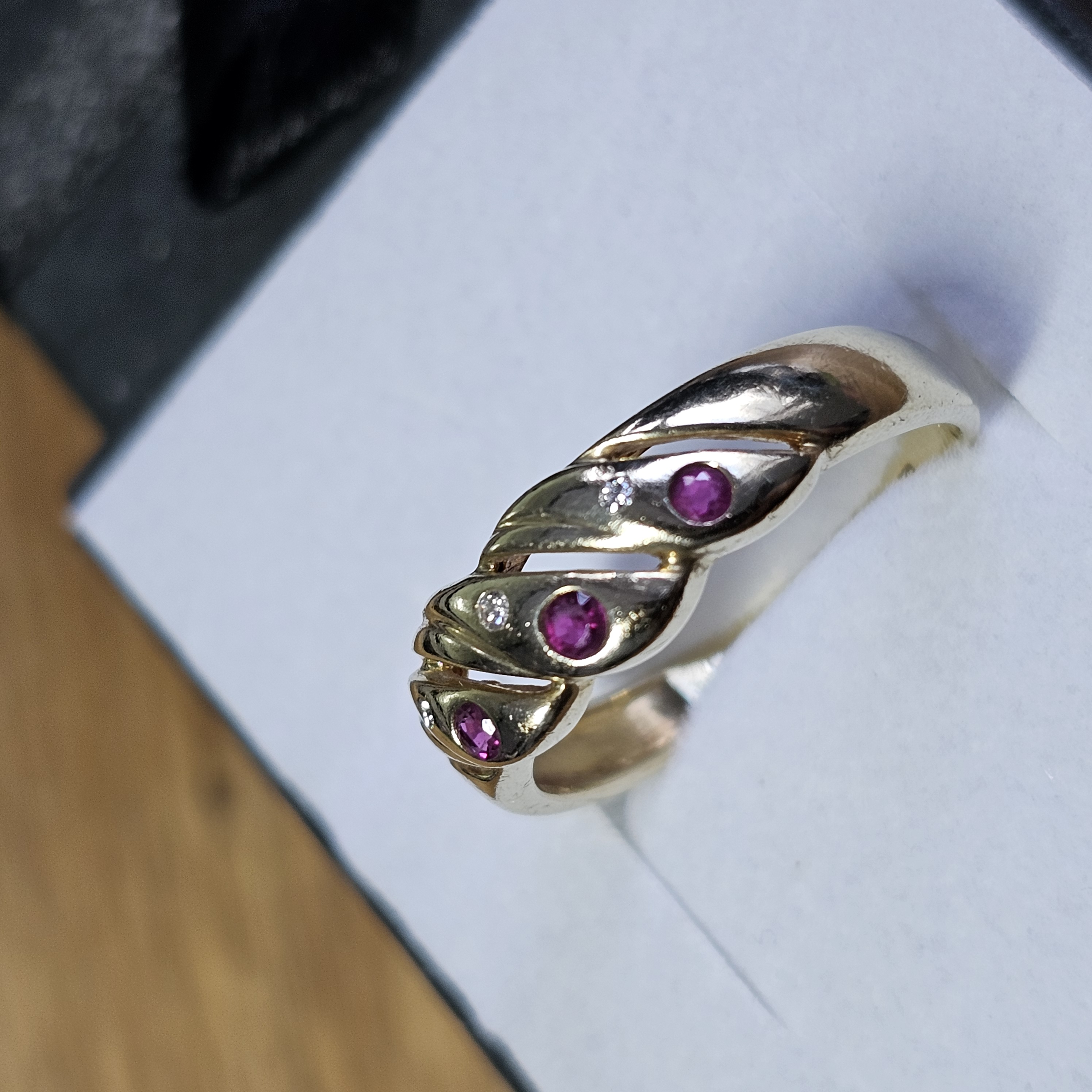 19,4 mm Nostalgischer Ring Goldring Gold 585 mit Rubine & kleinste Diamantsteinchen Design Vintage elegant GR196