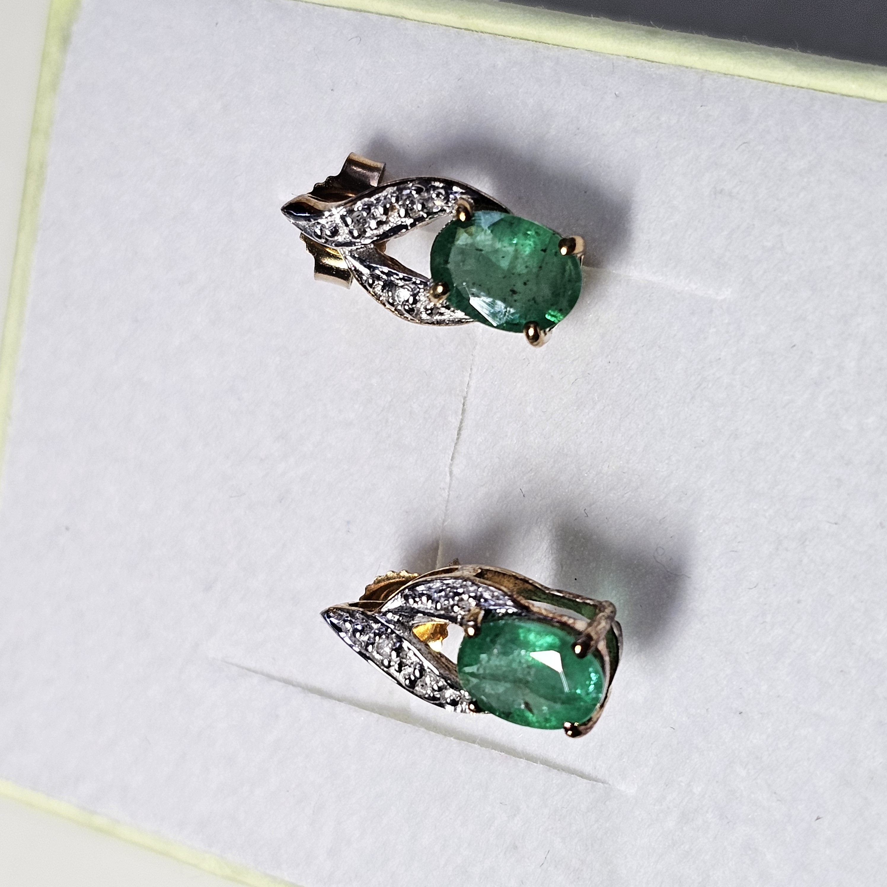 Nostalgische Ohrringe Ohrstecker Gold 375 teilplatiniert Smaragd & Kristallsteinchen klar Design Vintage elegant OR203