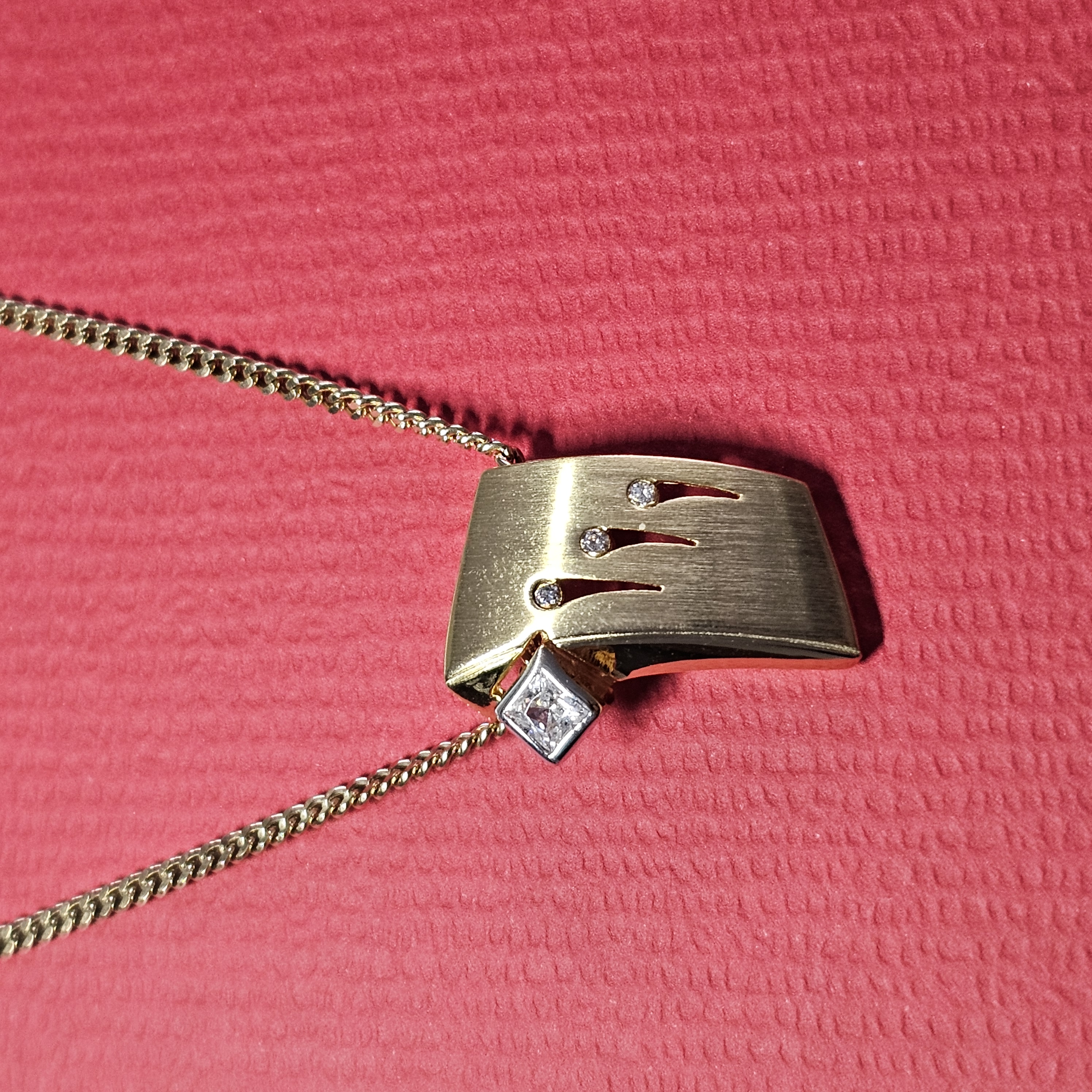 Stylischer Anhänger ohne Kette Gold 333 matt glänzend Kristalle klar durchbrochenes Design Vintage elegant GAN191