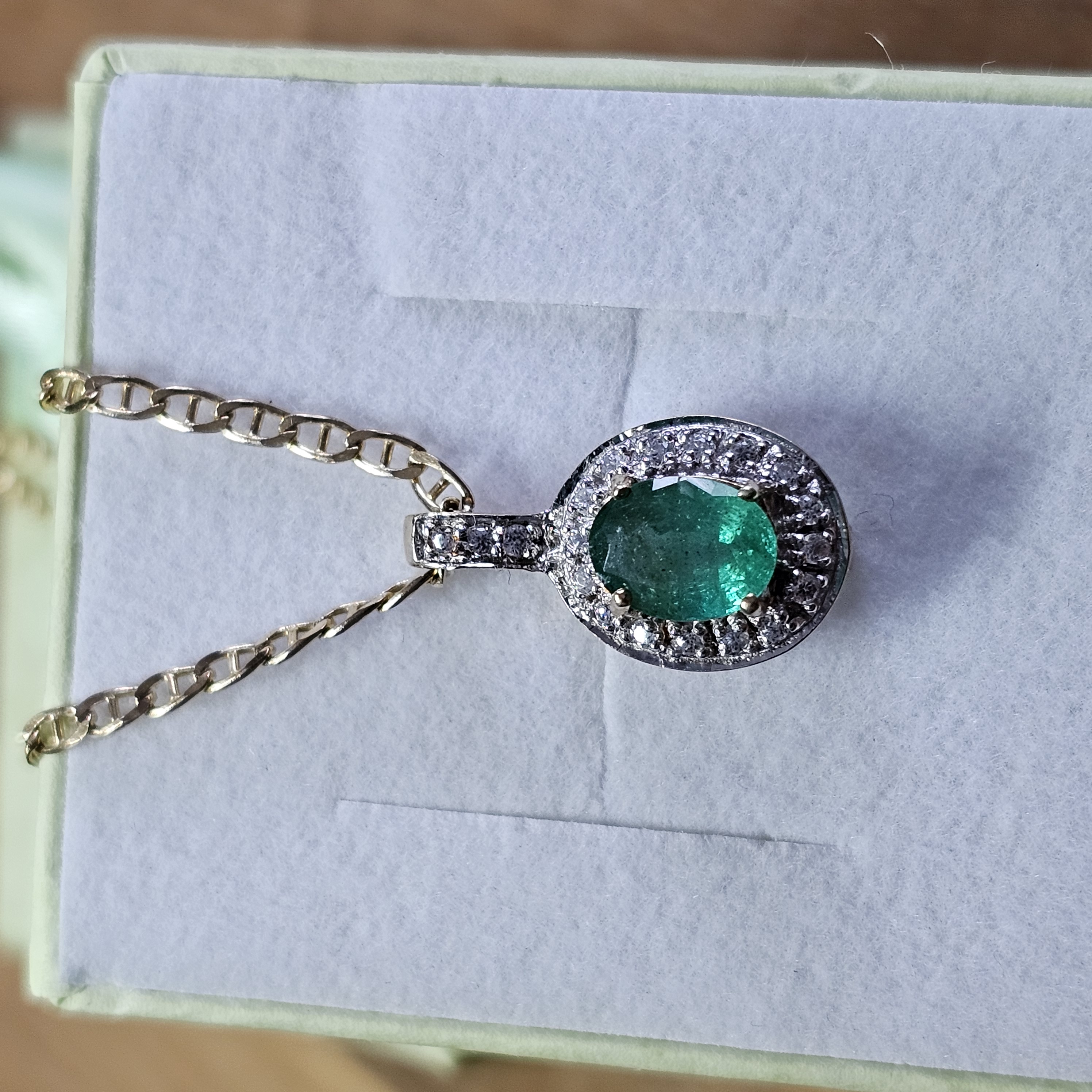 Nostalgischer Anhänger ohne Kette Gold 375 teilplatiniert Smaragd & Kristallsteinchen klar Design Vintage elegant GAN211