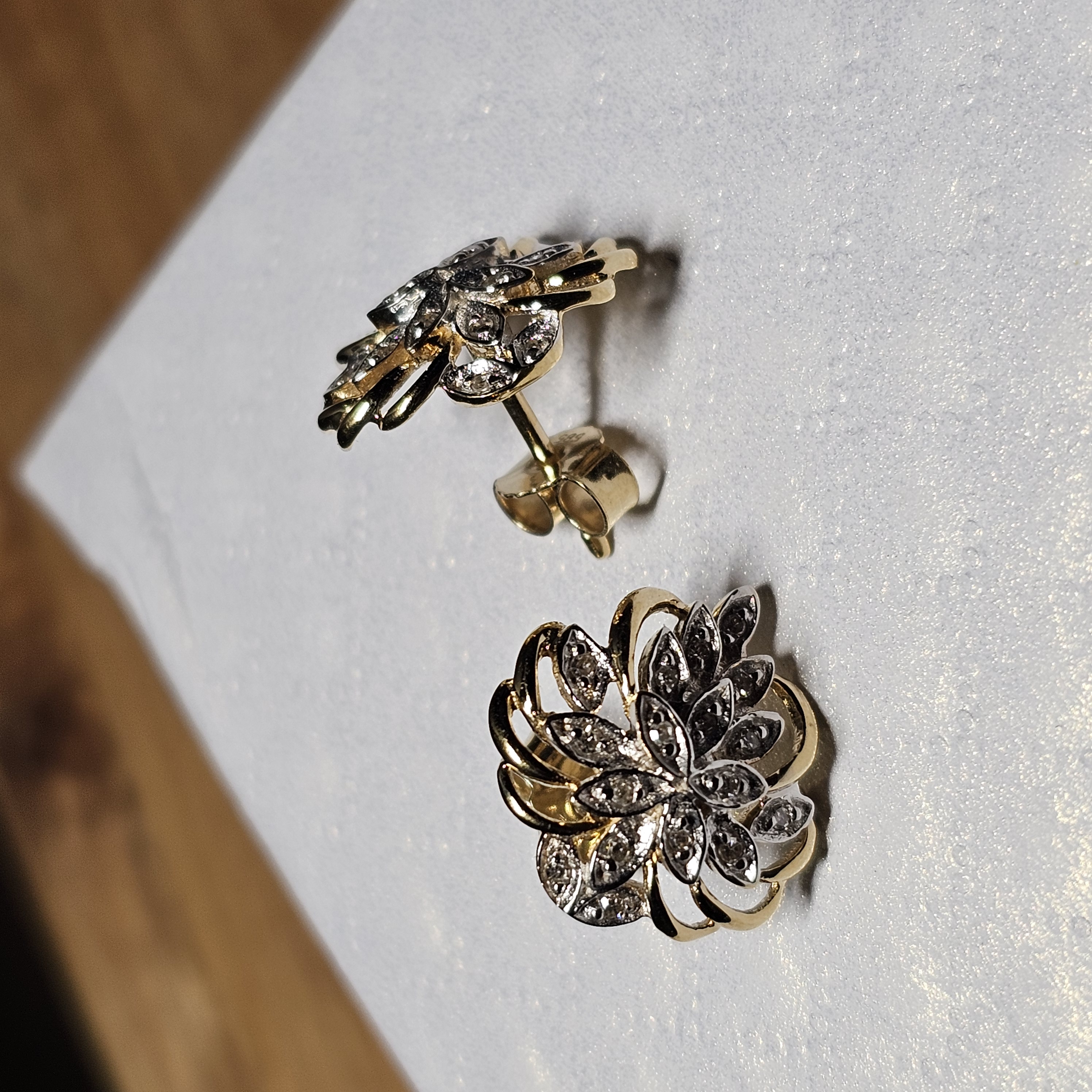 Nostalgische Ohrringe Ohrstecker Gold 585 teilplatiniert kleinste Diamantsteinchen florales Design Vintage elegant OR200