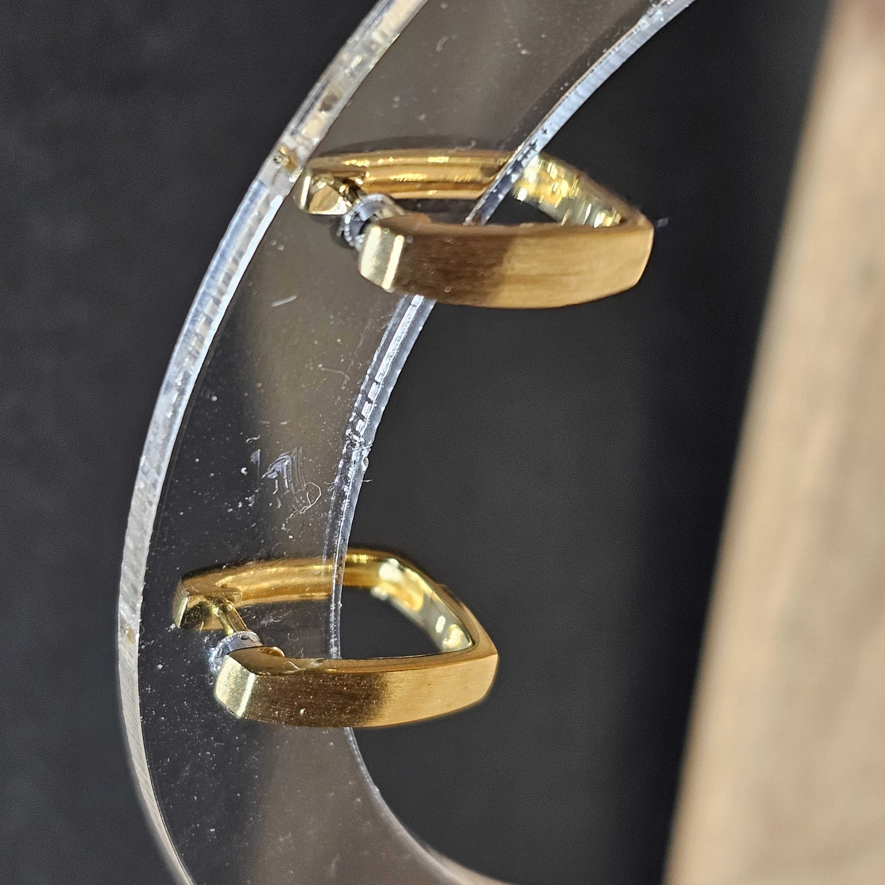 Ohrringe Creolen Gold 333 kleinstes Diamantsteinchen innen Vintage Design elegant OR210