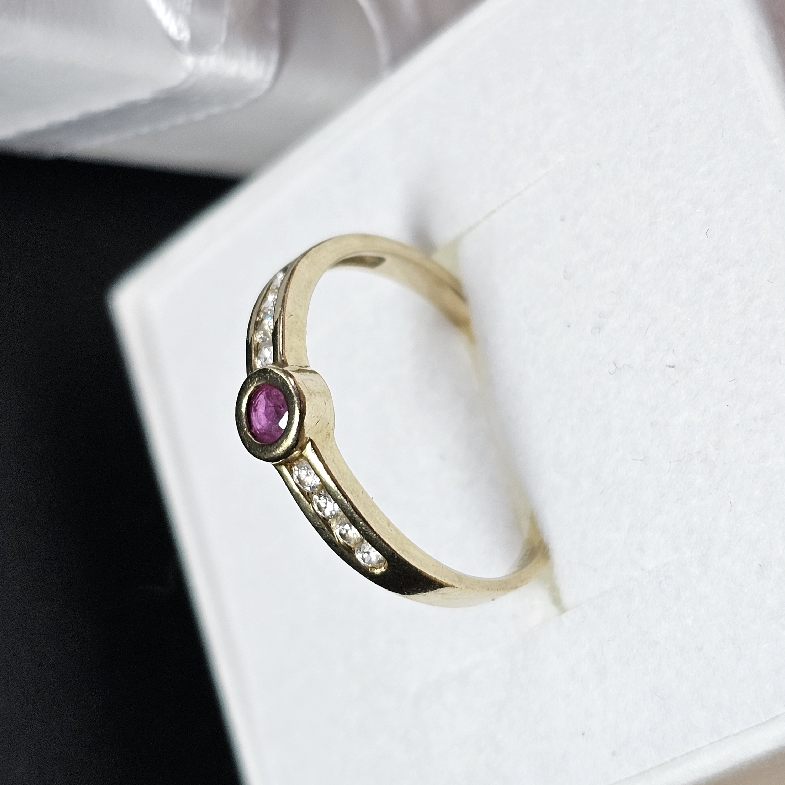 19,7 mm Ring Goldring Gold 333 Rubin & Kristalle Steinchen klar edel Vintage GR347