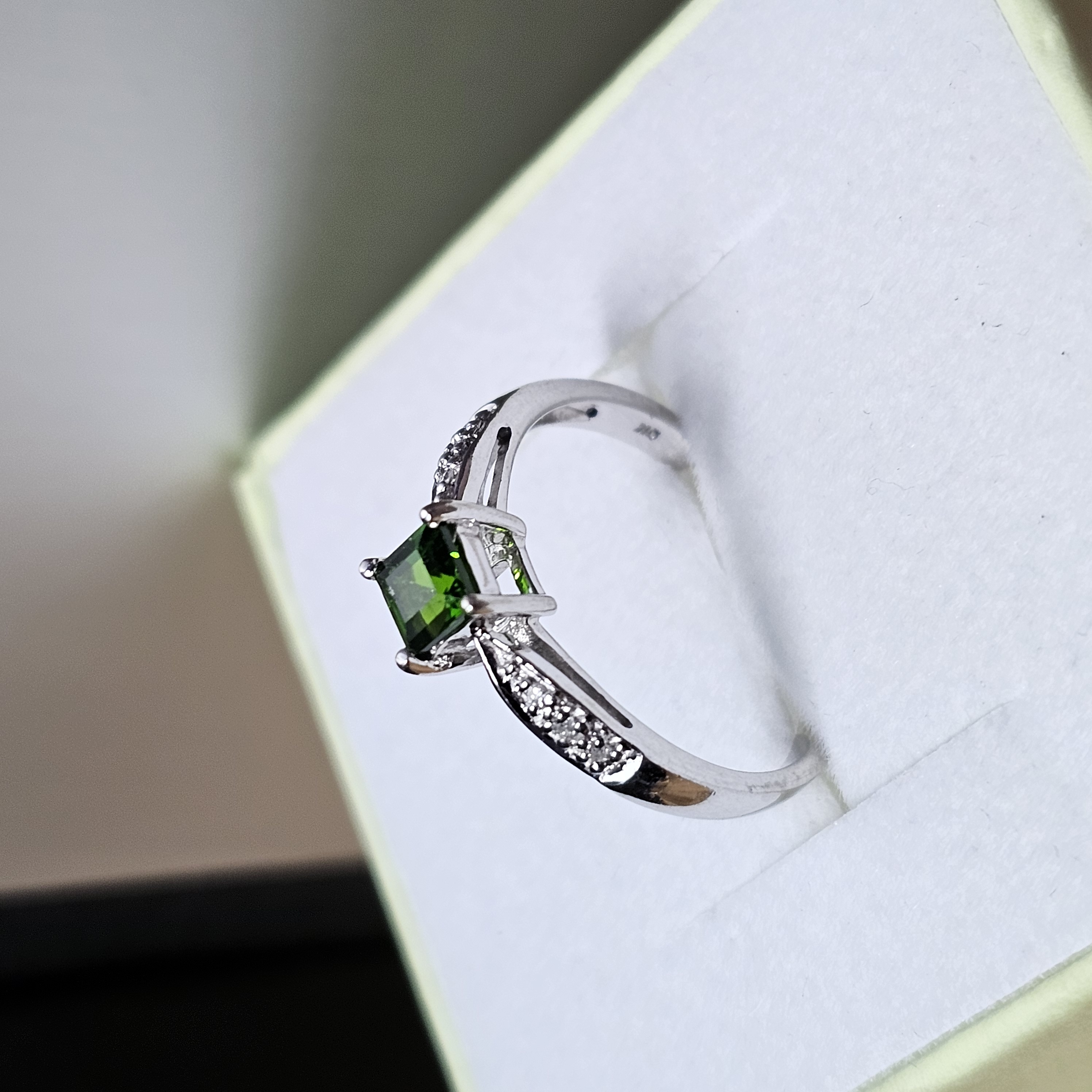 17,4 mm Ring Goldring Gold Weißgold 375 (9k) Peridot & kleinste Diamantsteinchen Design Vintage elegant GR348